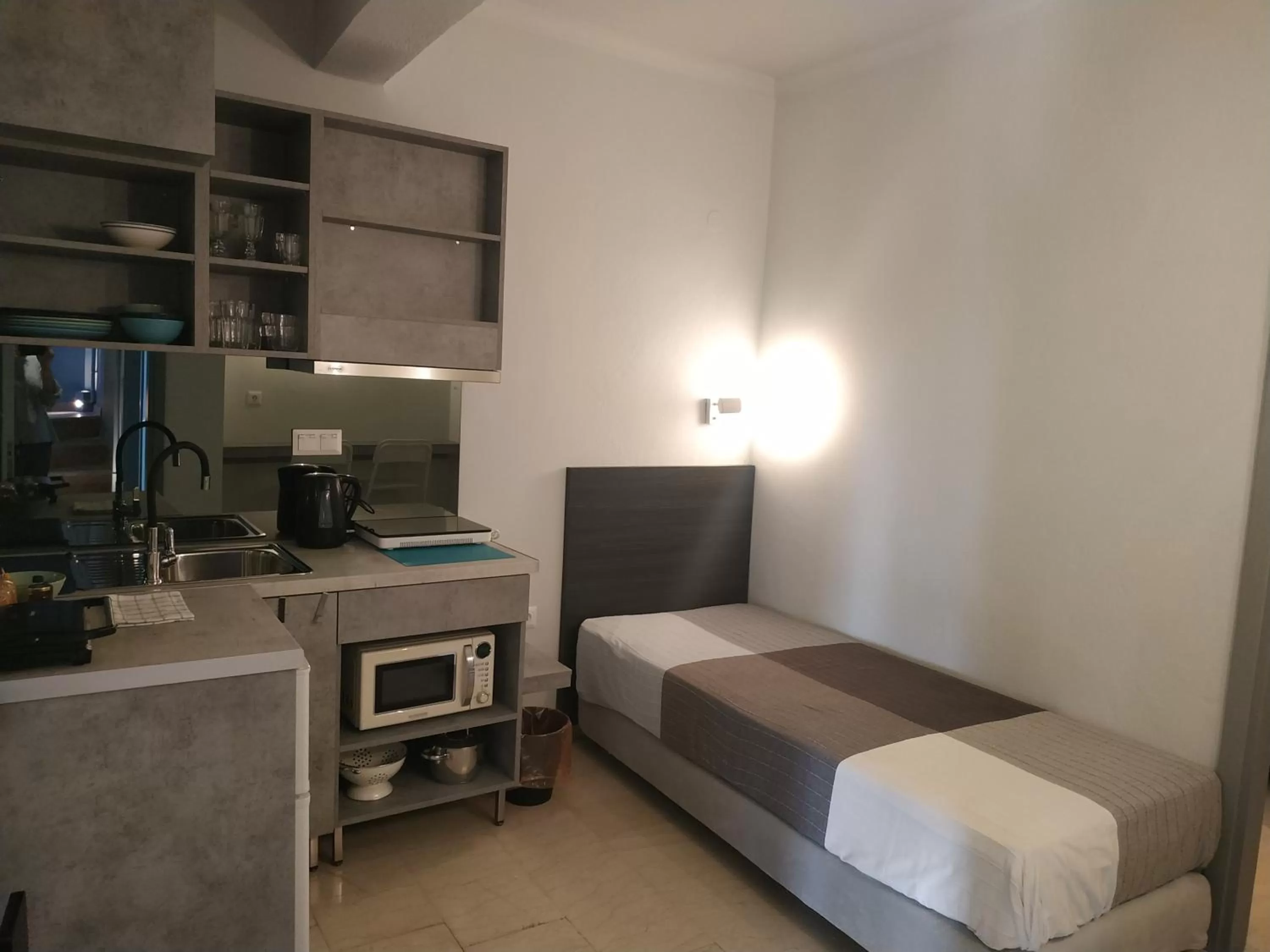 Kitchen or kitchenette, Bed in LOC HOSPITALITY Urban Suites