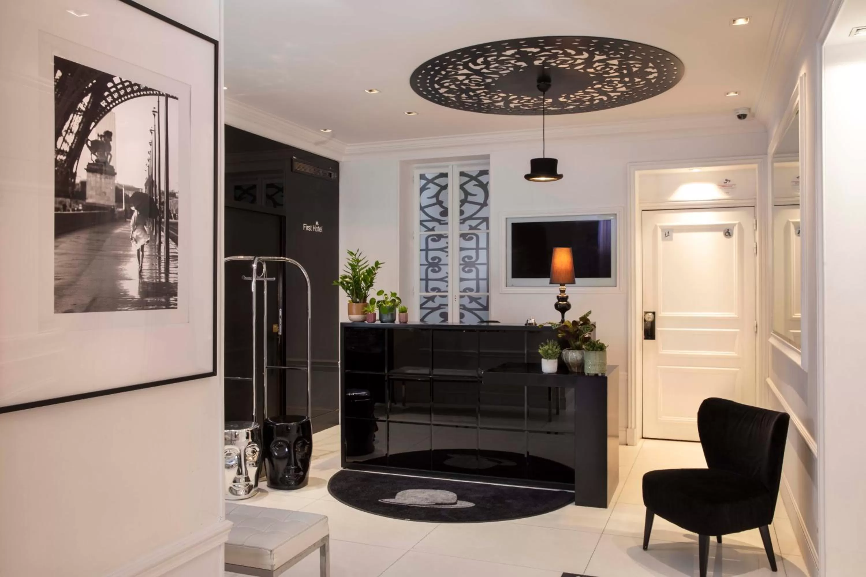 Lobby or reception in First Hotel Paris Tour Eiffel