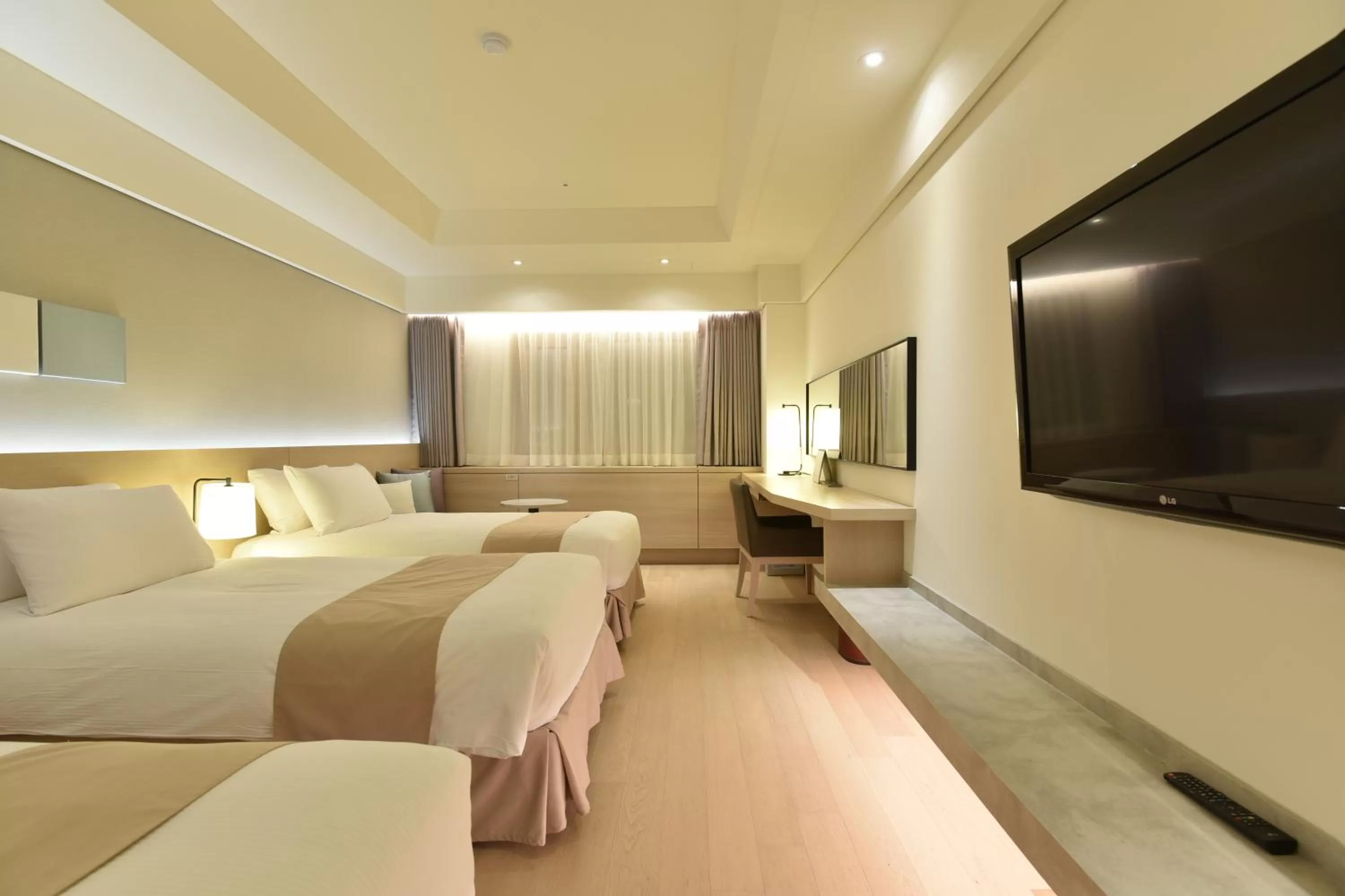 Photo of the whole room, Bed in Pacific Hotel