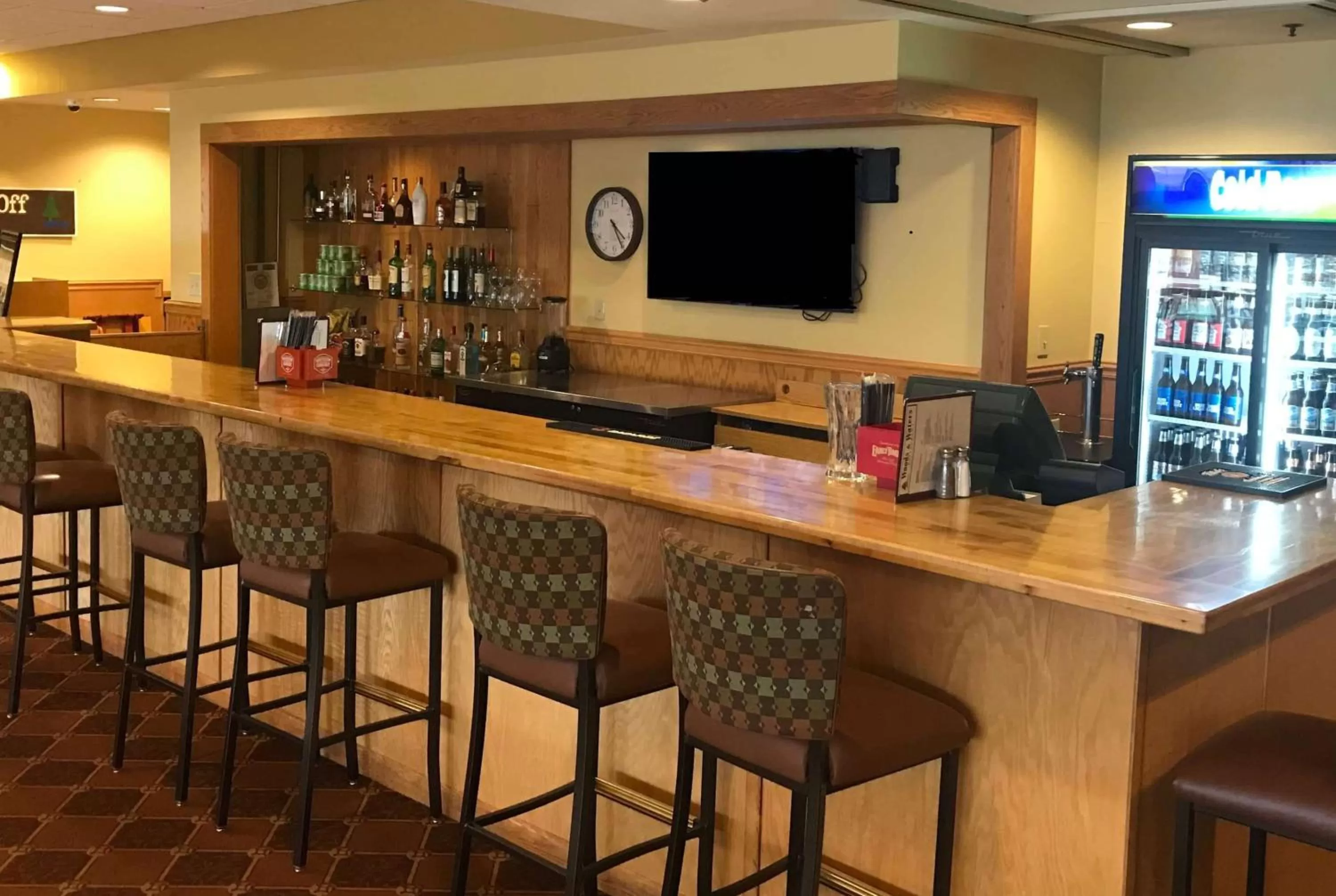 Lounge or bar in Days Inn & Suites by Wyndham Sutton Flatwoods