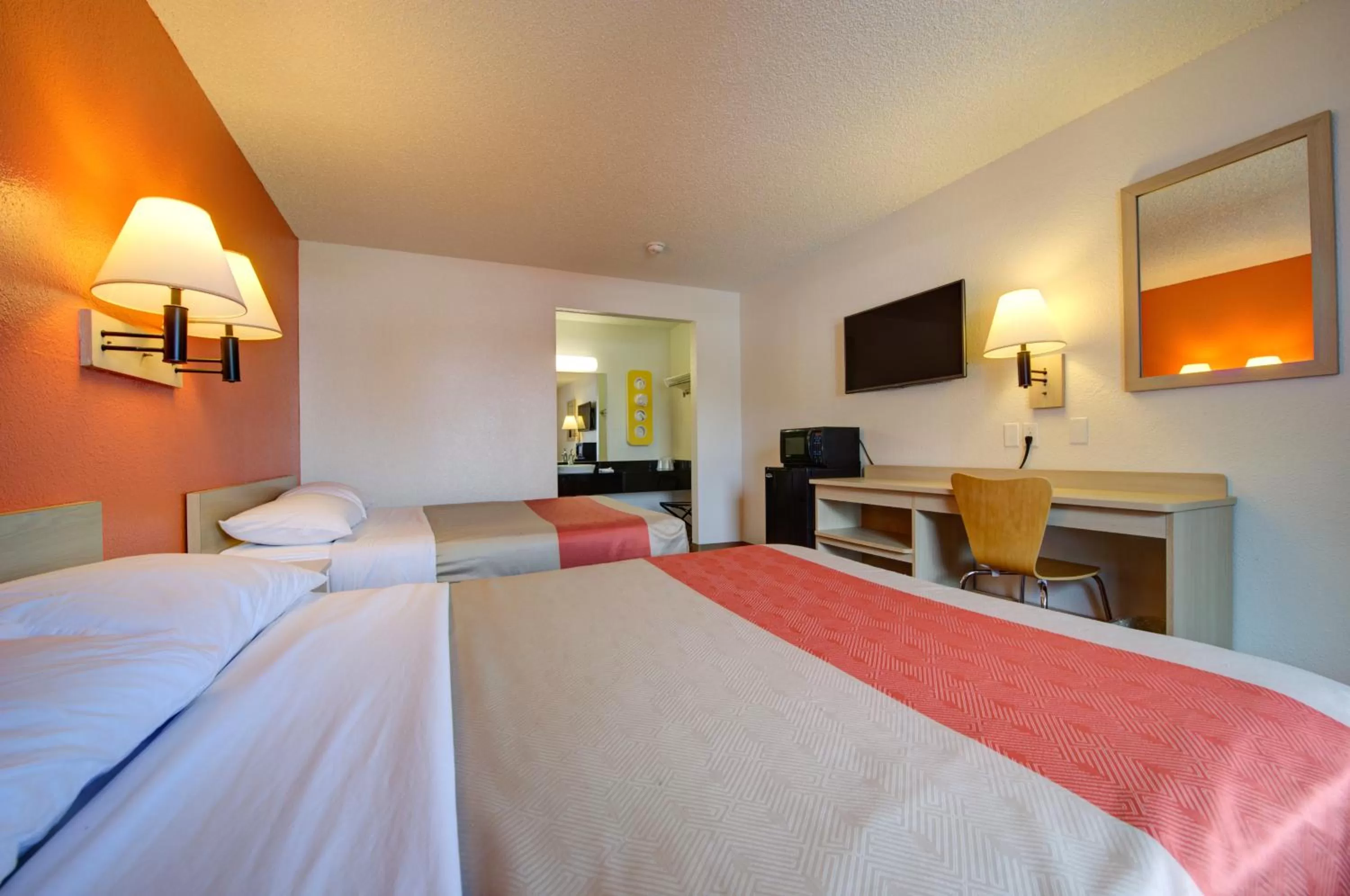 Photo of the whole room, Bed in Motel 6-Seattle, WA - Airport