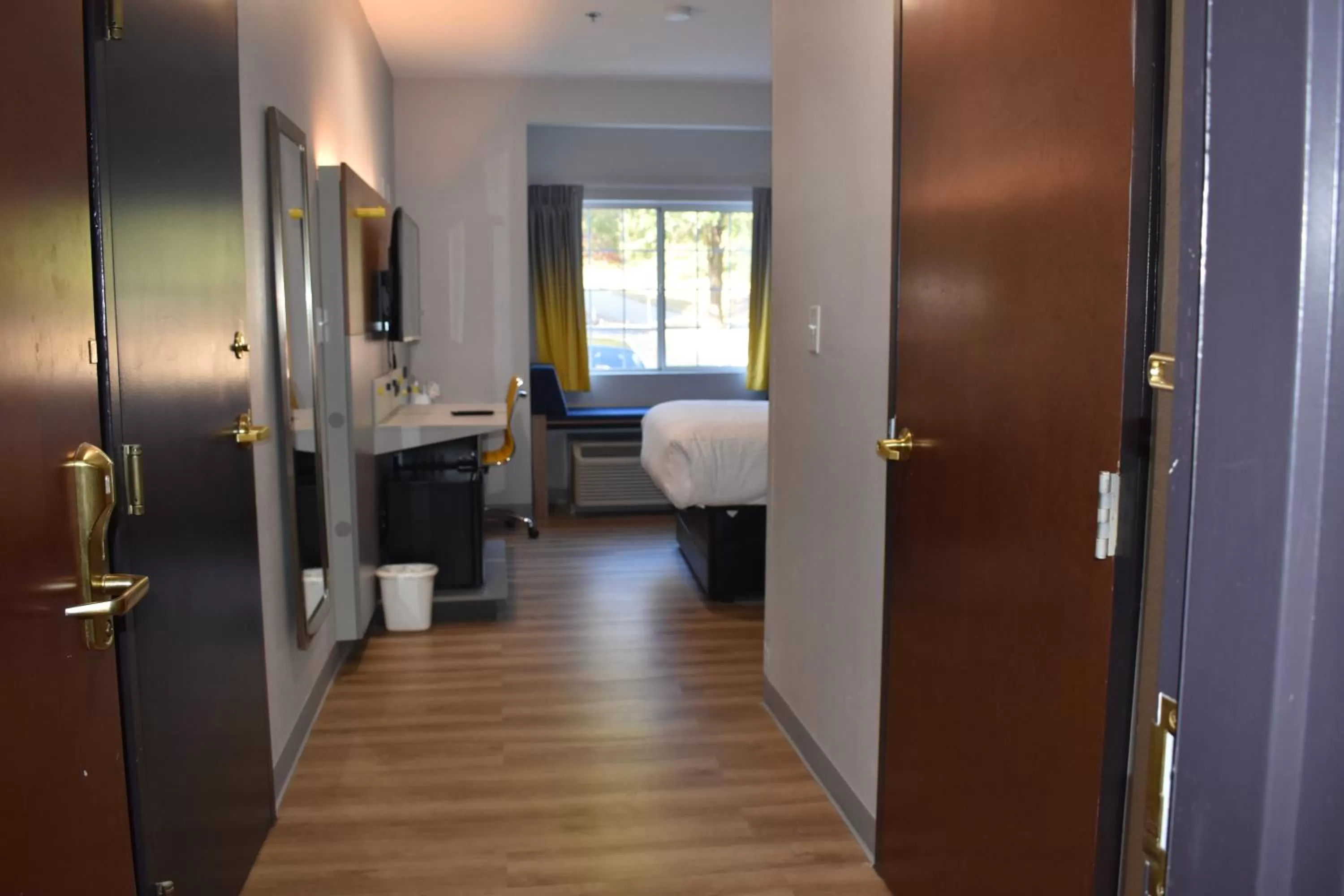 Photo of the whole room, Bed in Microtel Inn & Suites by Wyndham Stockbridge/Atlanta I-75