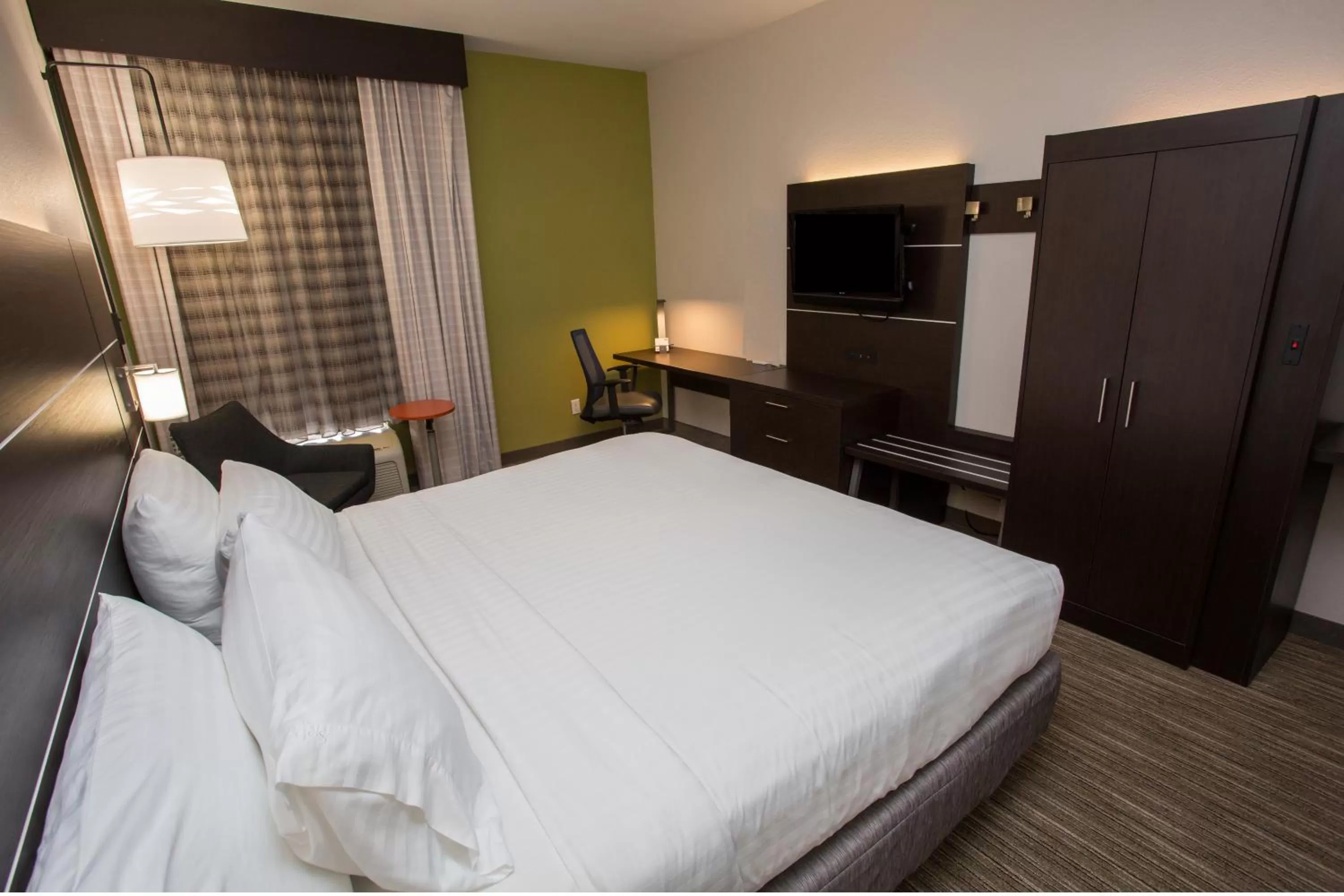 Photo of the whole room, Bed in Holiday Inn Express Wilmington by IHG