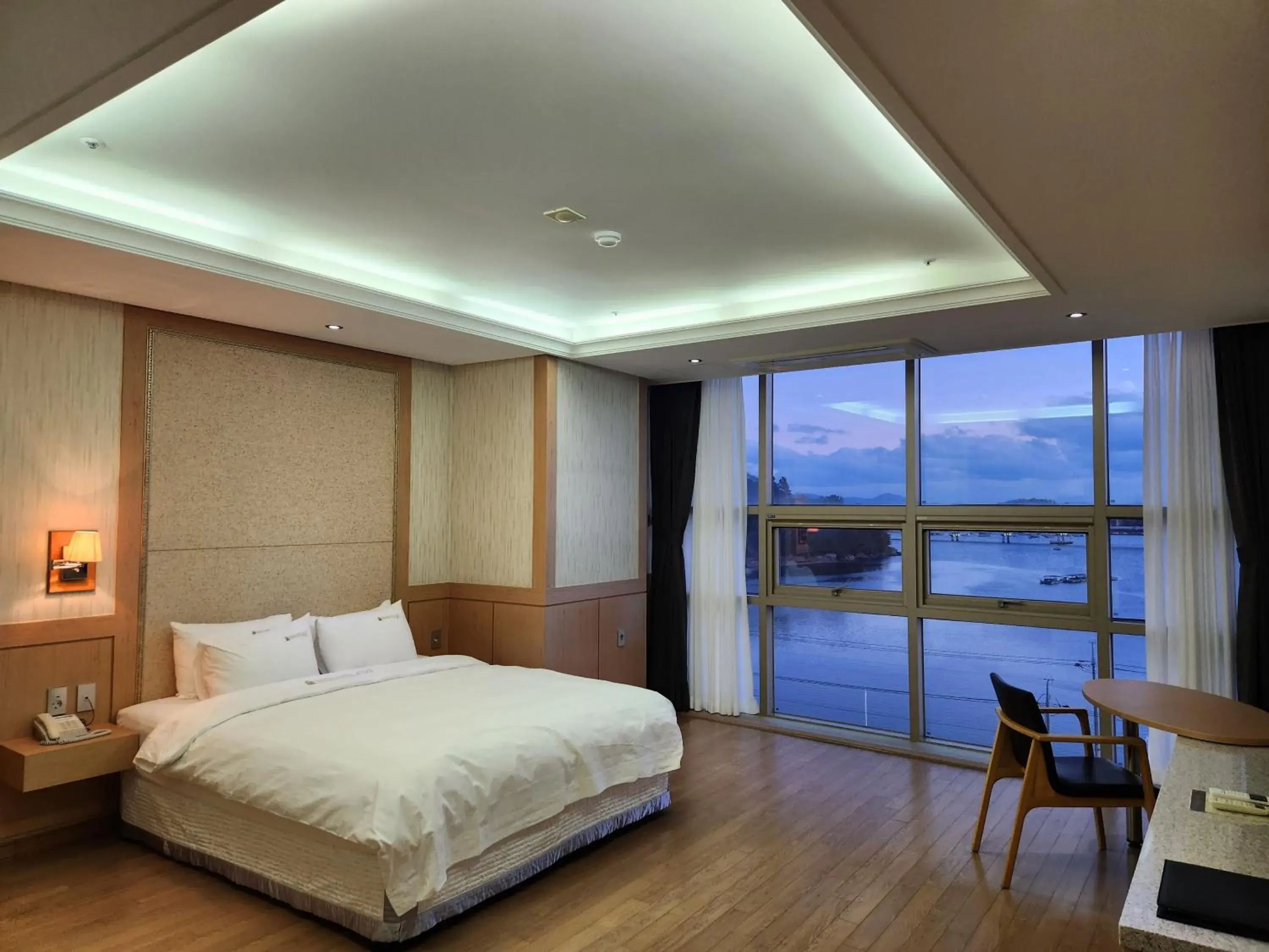 Deluxe Double Room with Sea View in Benikea Hotel Yeosu Deluxe Double Room with Sea View in Benikea Hotel Yeosu