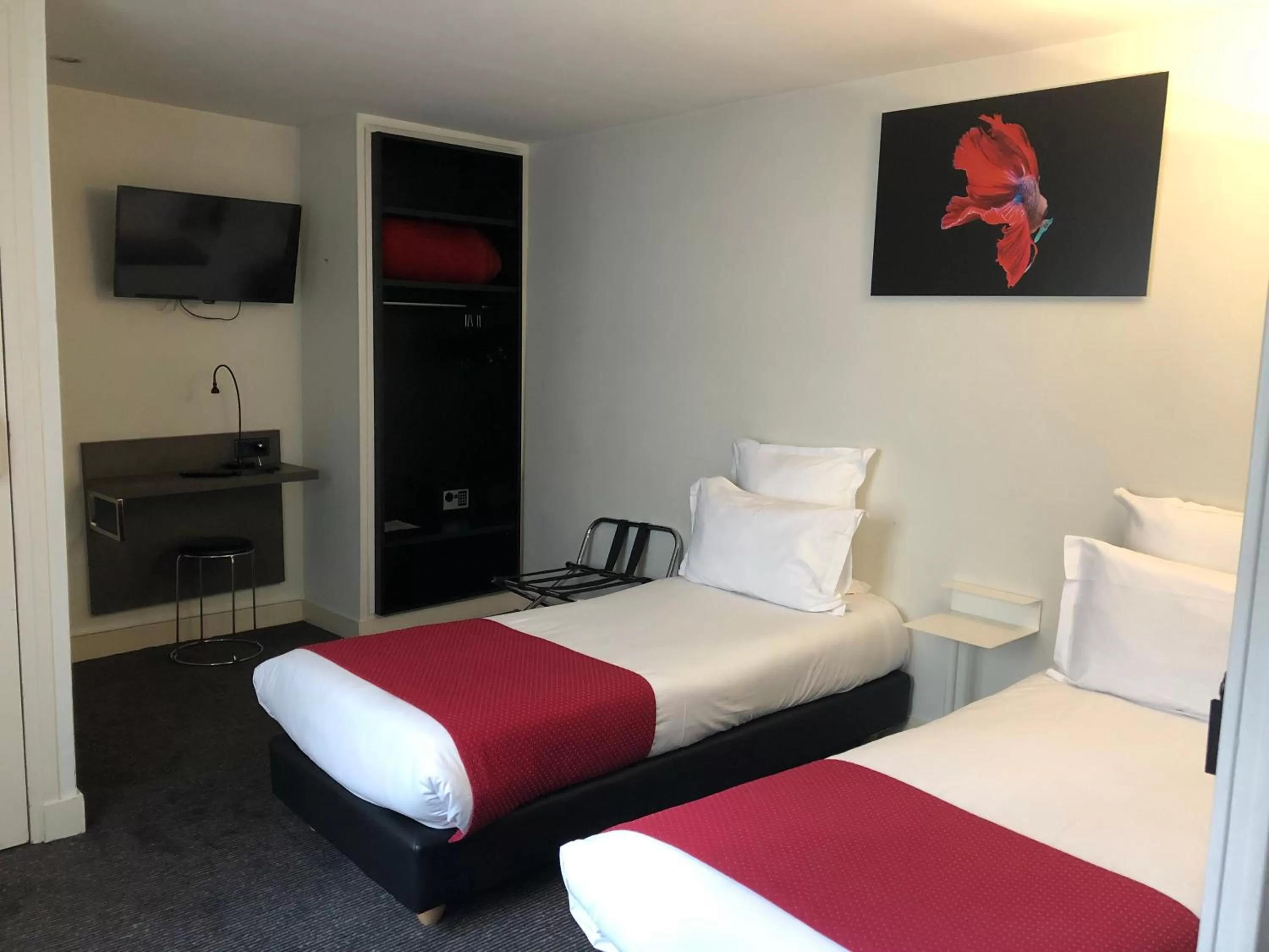 Bed in The Originals City, Hôtel Lecourbe, Paris Tour Eiffel