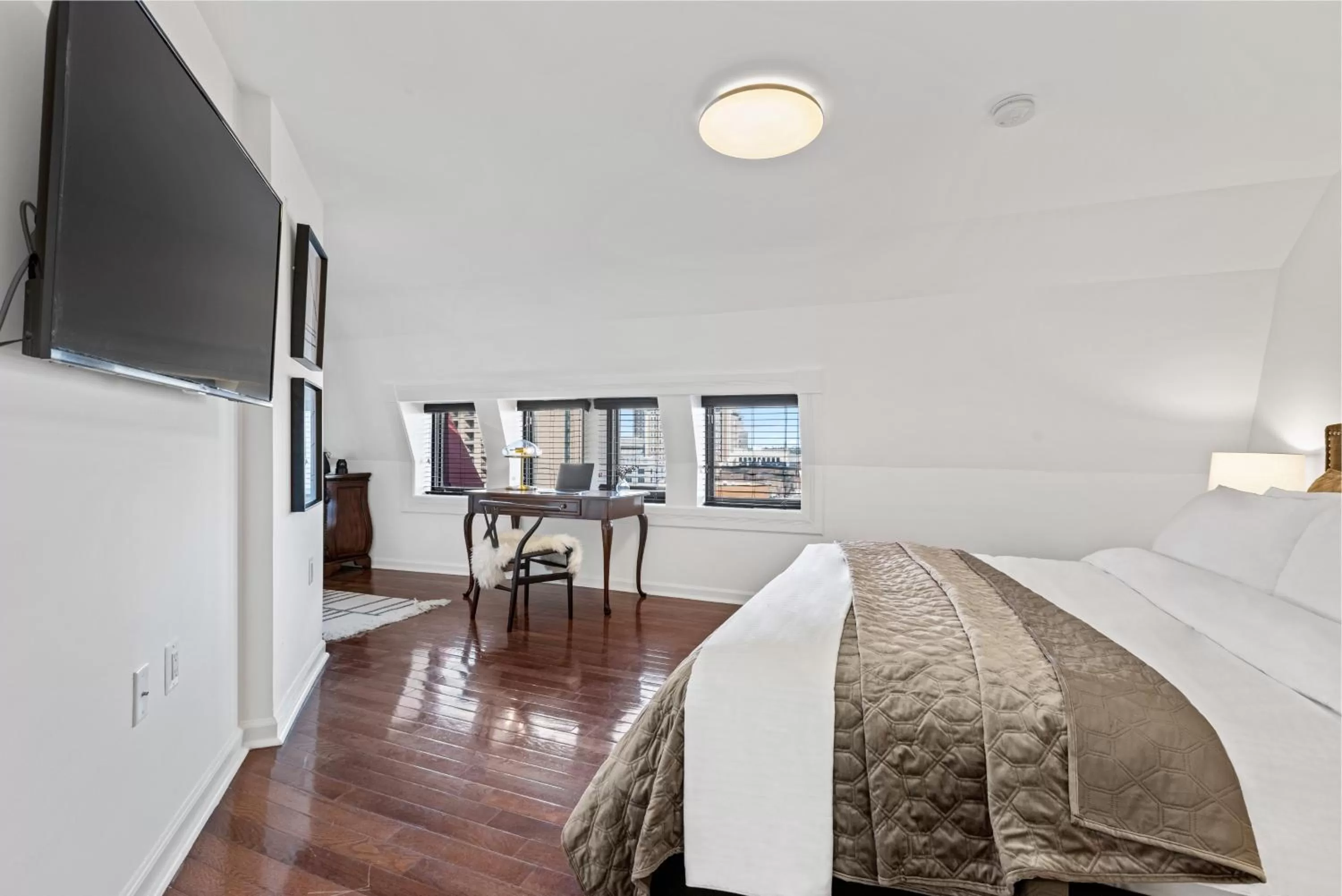 Bed, TV/Entertainment Center in Brexton Hotel