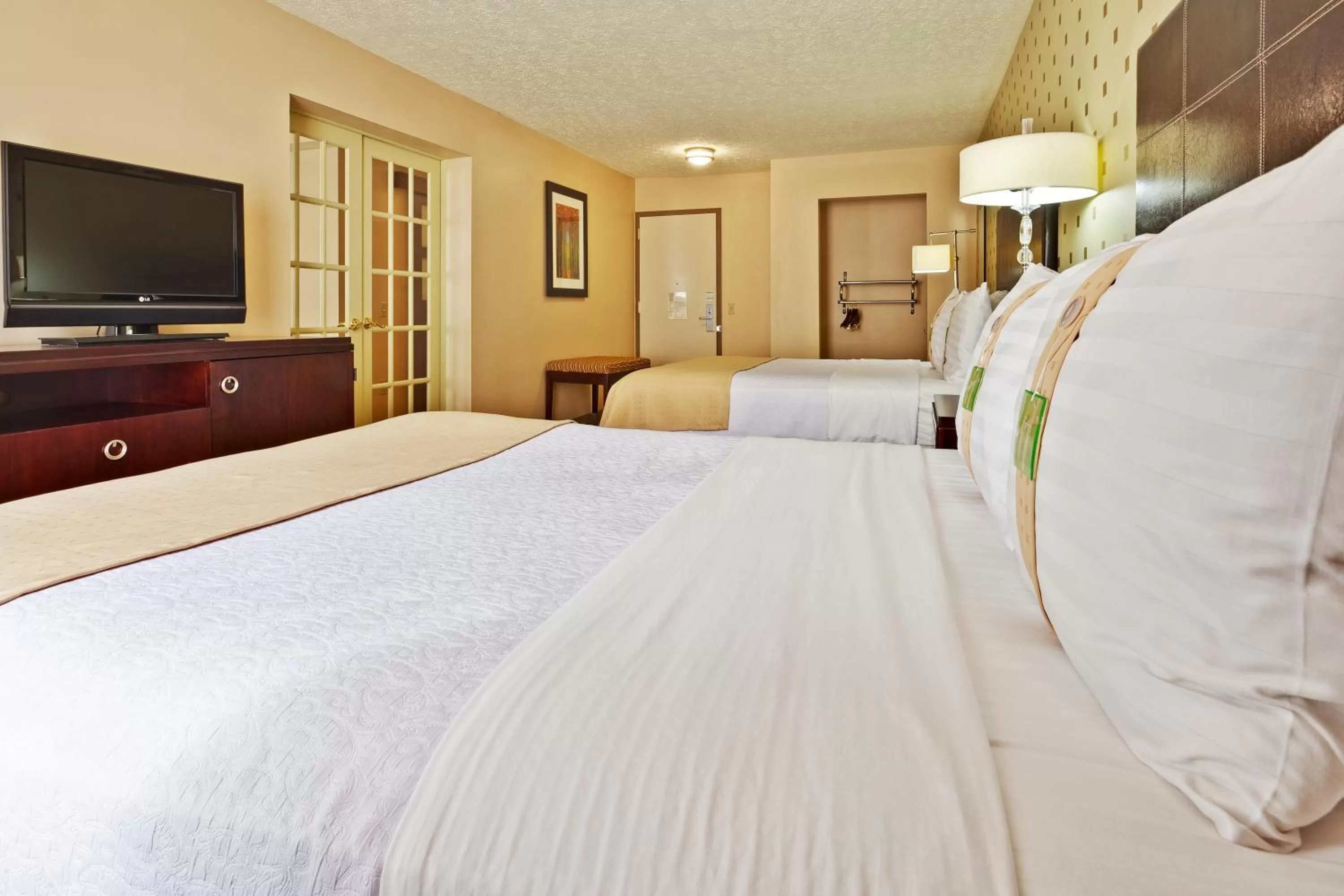 Photo of the whole room, Bed in Holiday Inn Bloomington-University Area by IHG