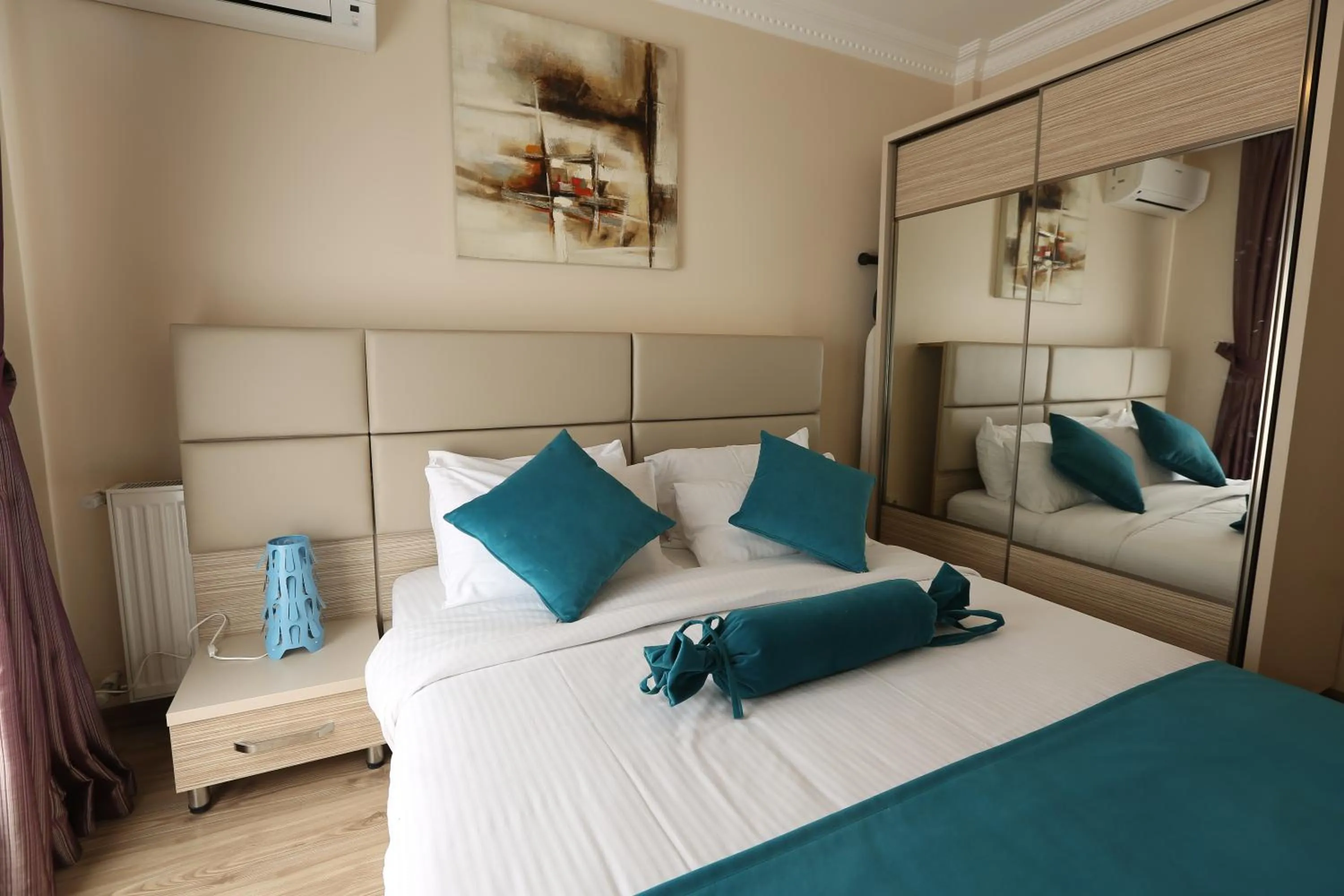 Bedroom, Bed in Overland Residence