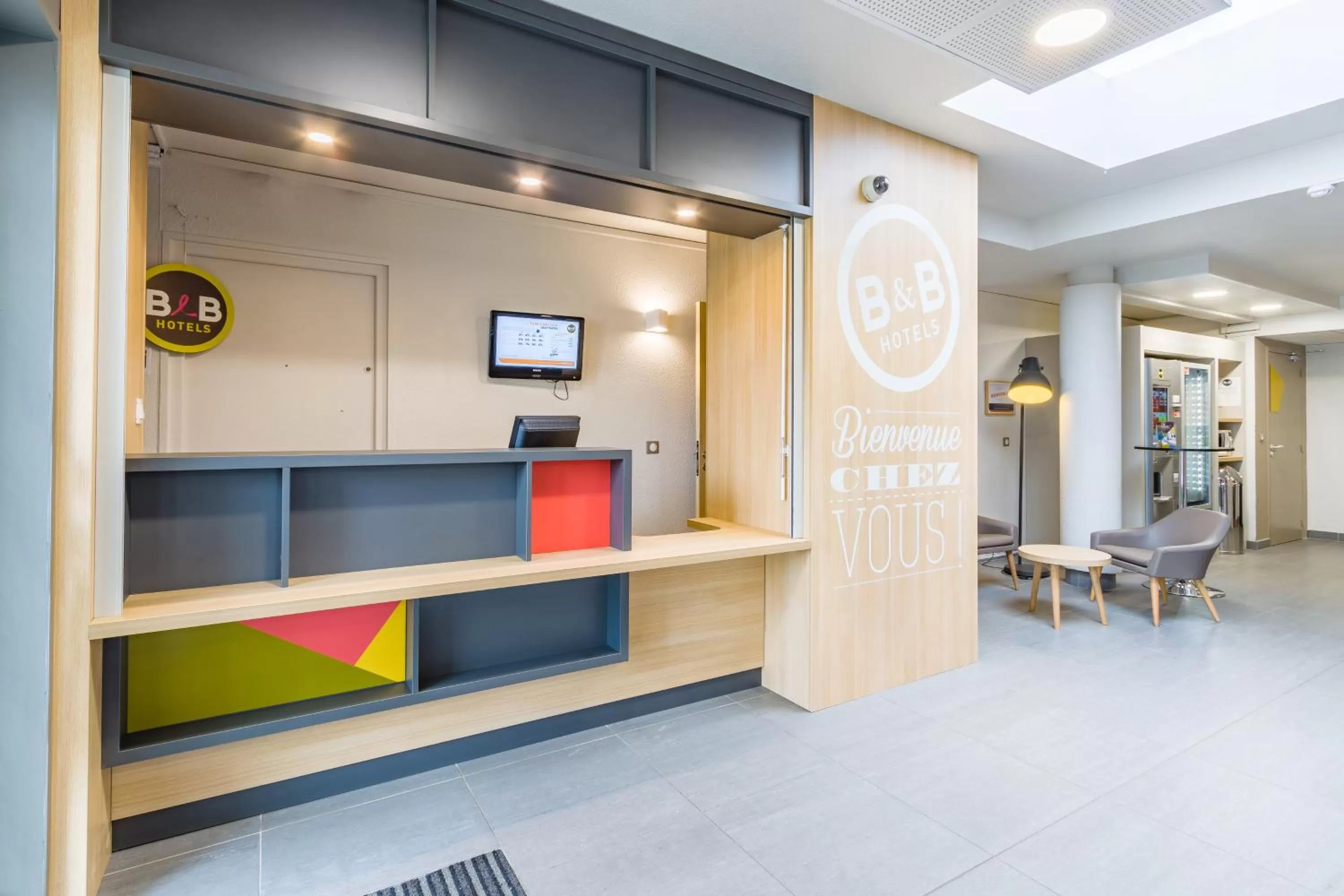 Lobby or reception in B&B HOTEL Tours Nord 2 La petite Arche