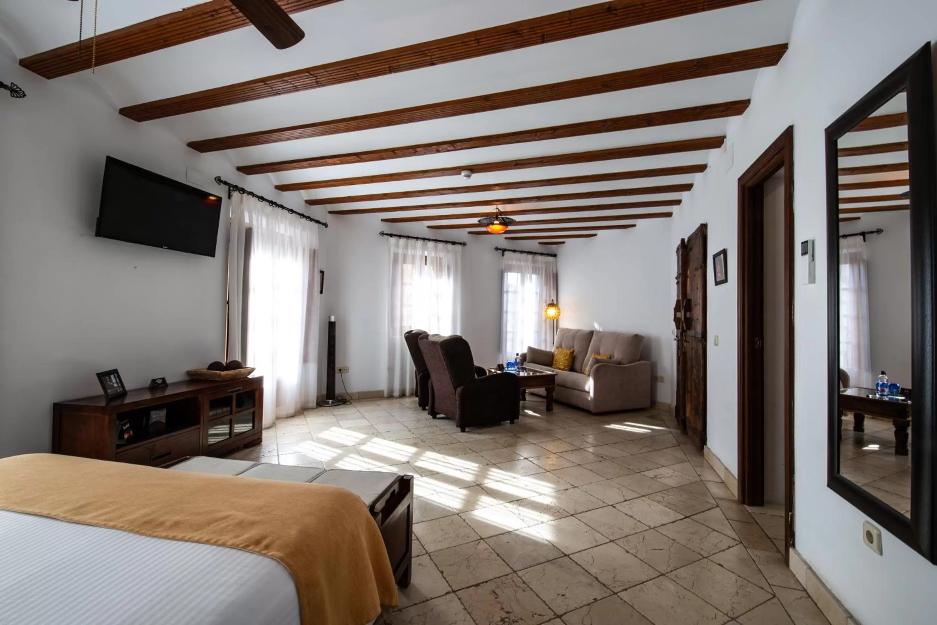 Communal lounge/ TV room, Bed in Entre Dos Aguas Hotel Boutique