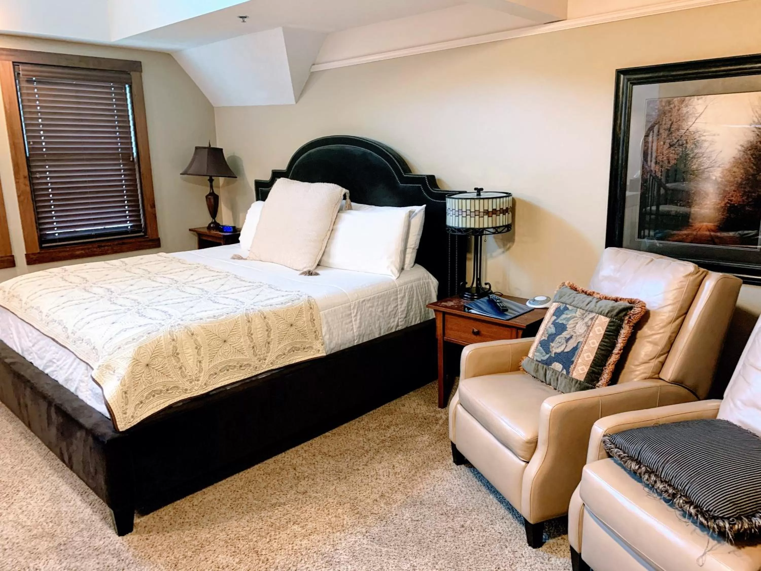 Bed in Iowa House Historic Inn