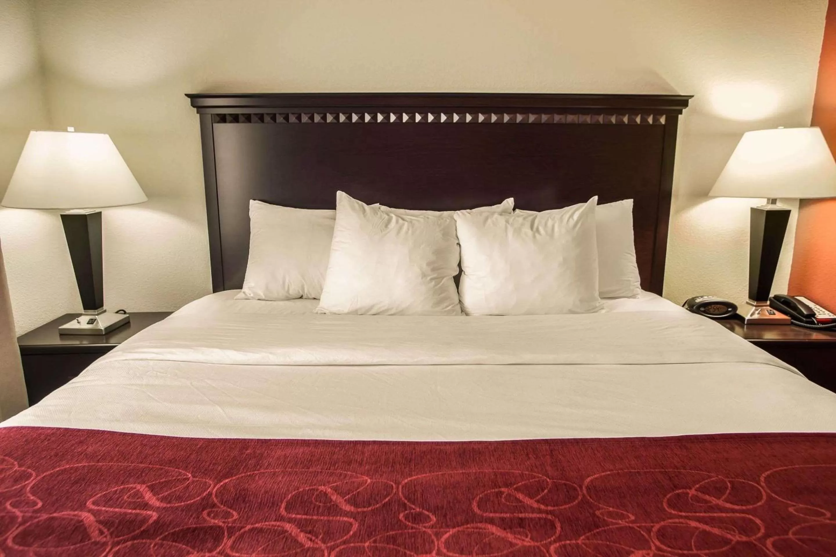 Bedroom, Bed in Comfort Suites Bloomington I-55 and I-74