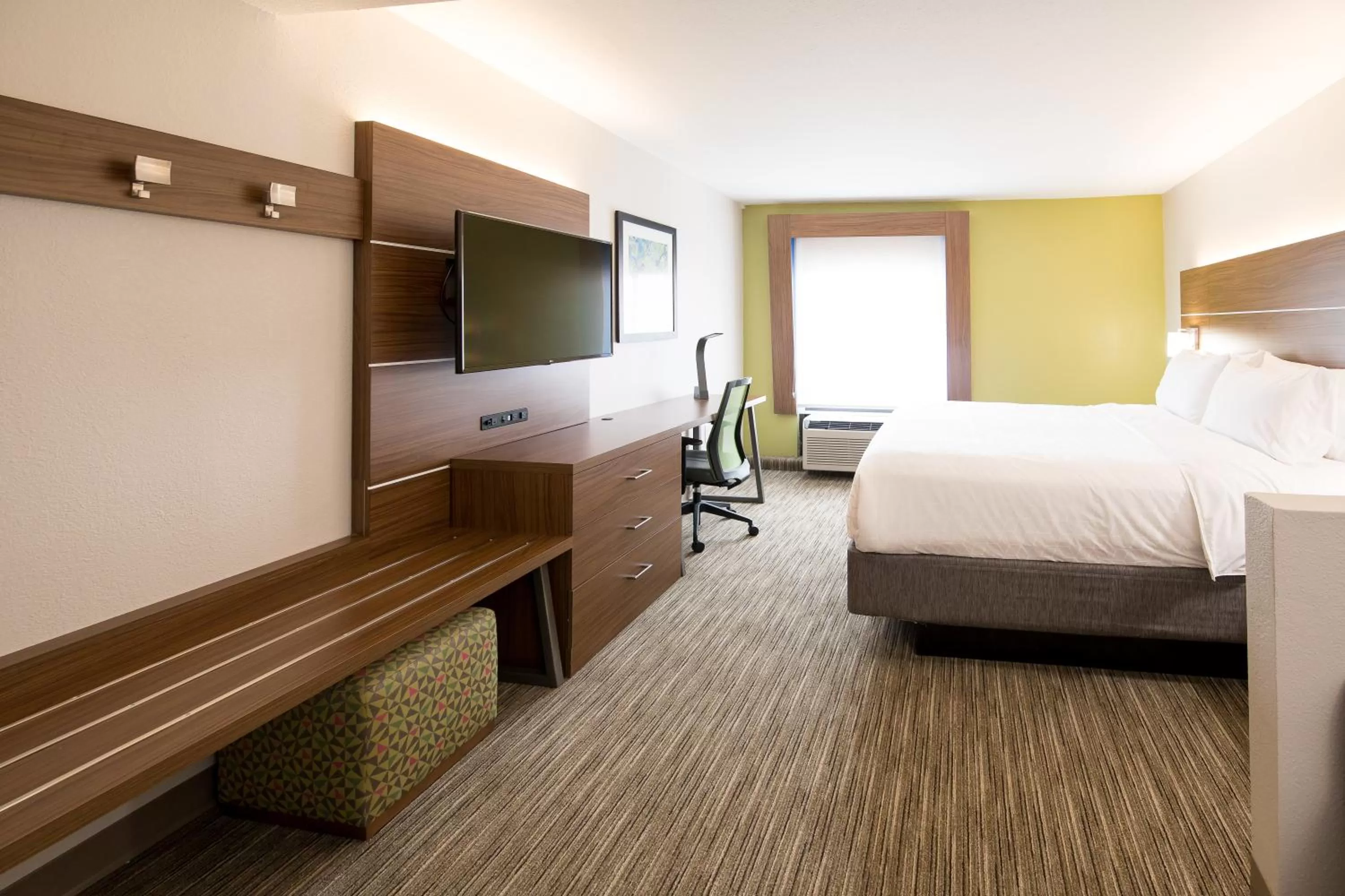 Photo of the whole room, Bed in Holiday Inn Express Atlanta-Stone Mountain by IHG