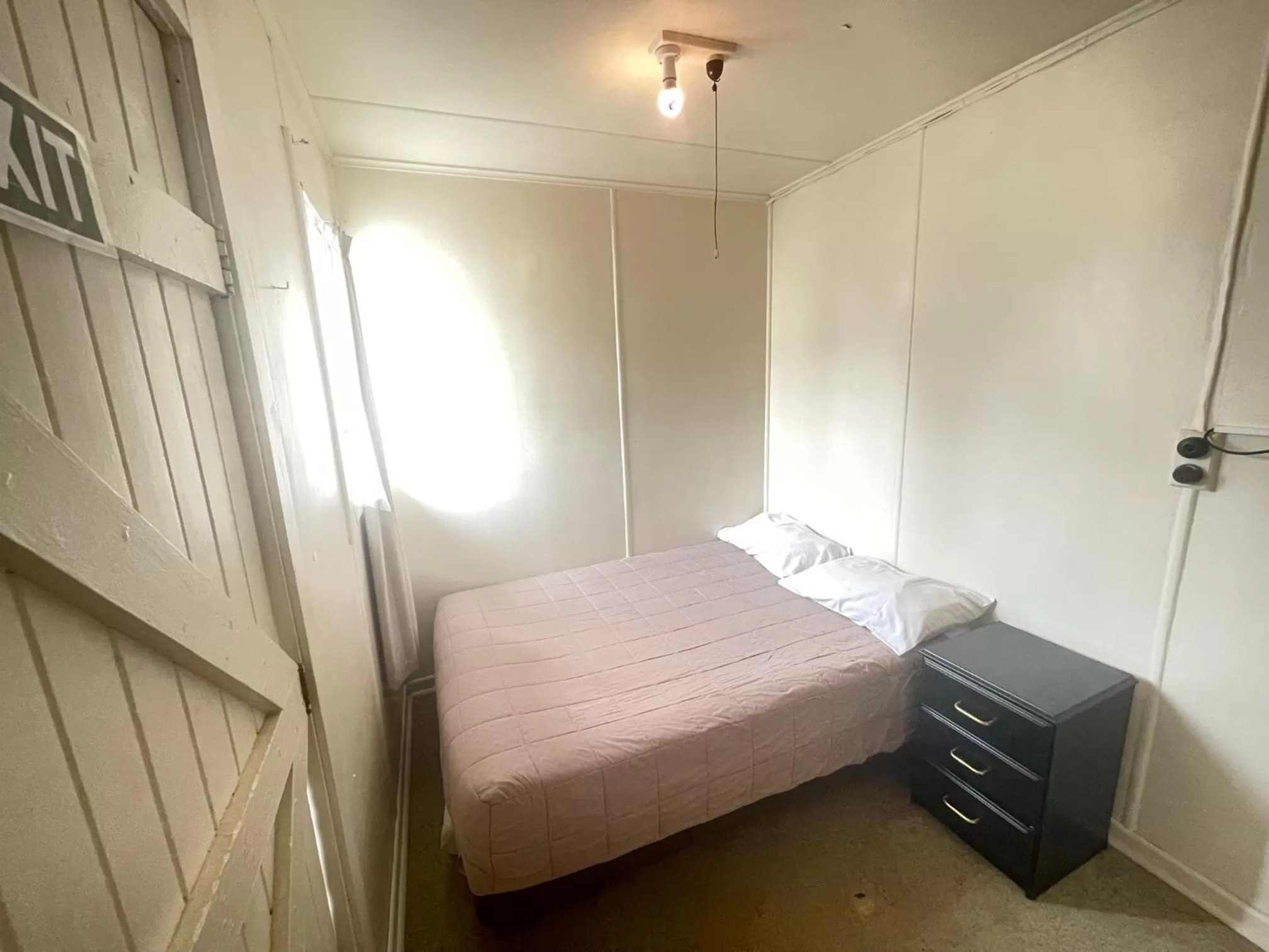 Bed in Camellia Court Family Motel