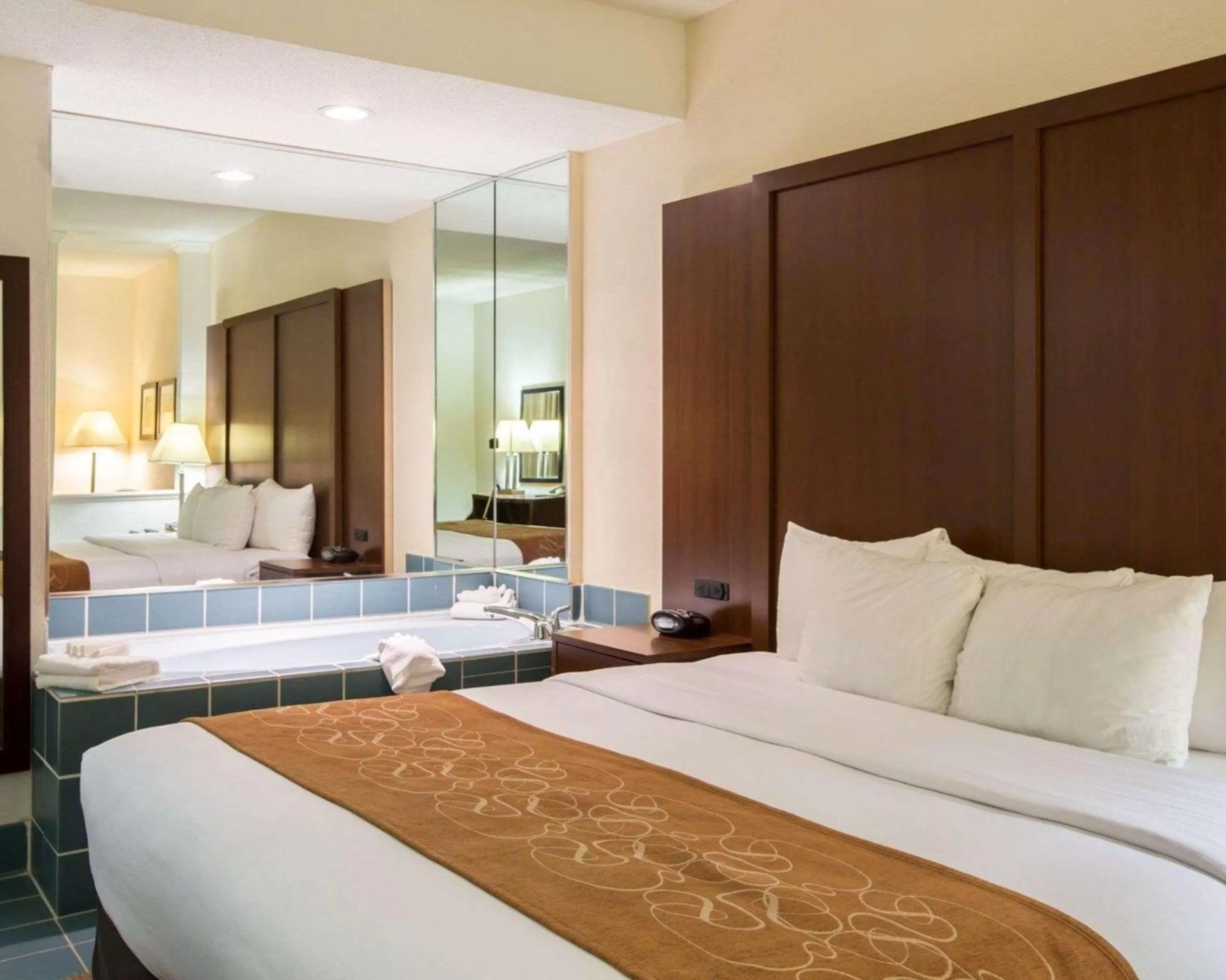 Photo of the whole room, Bed in Comfort Suites Cumming-Atlanta near Northside Hospital Forsyth