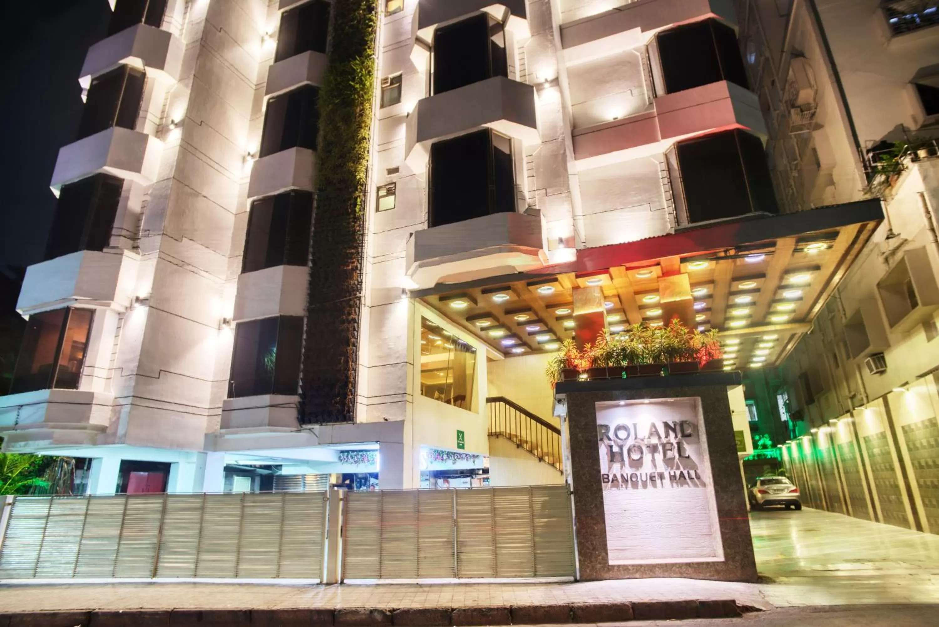 Facade/entrance in Roland Hotel