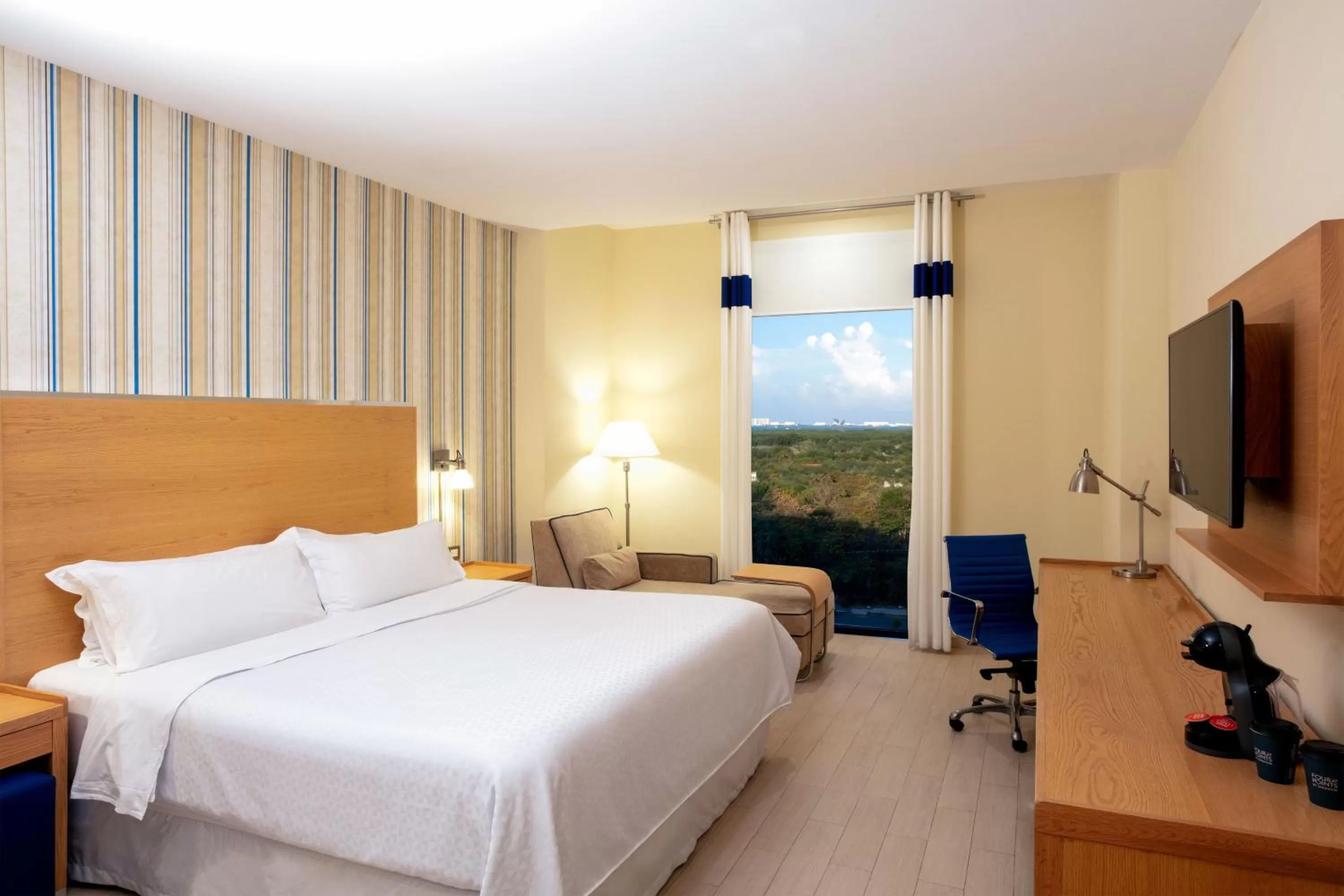 Deluxe, Guest room, 1 King, City view in Four Points by Sheraton Cancun Centro