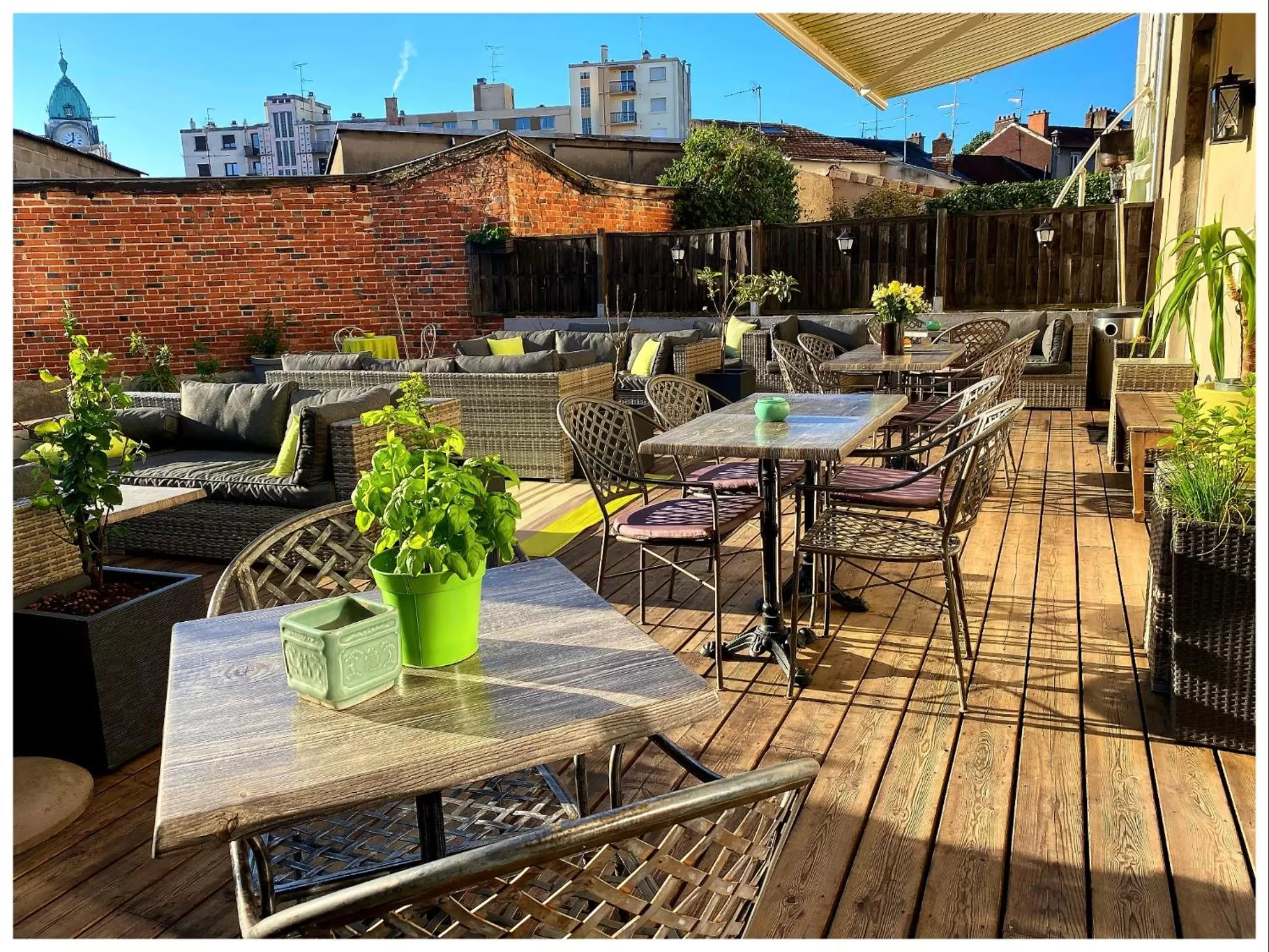 Patio, Restaurant/Places to Eat in Dupain & Dubeurre Appart'Hôtel - Parking