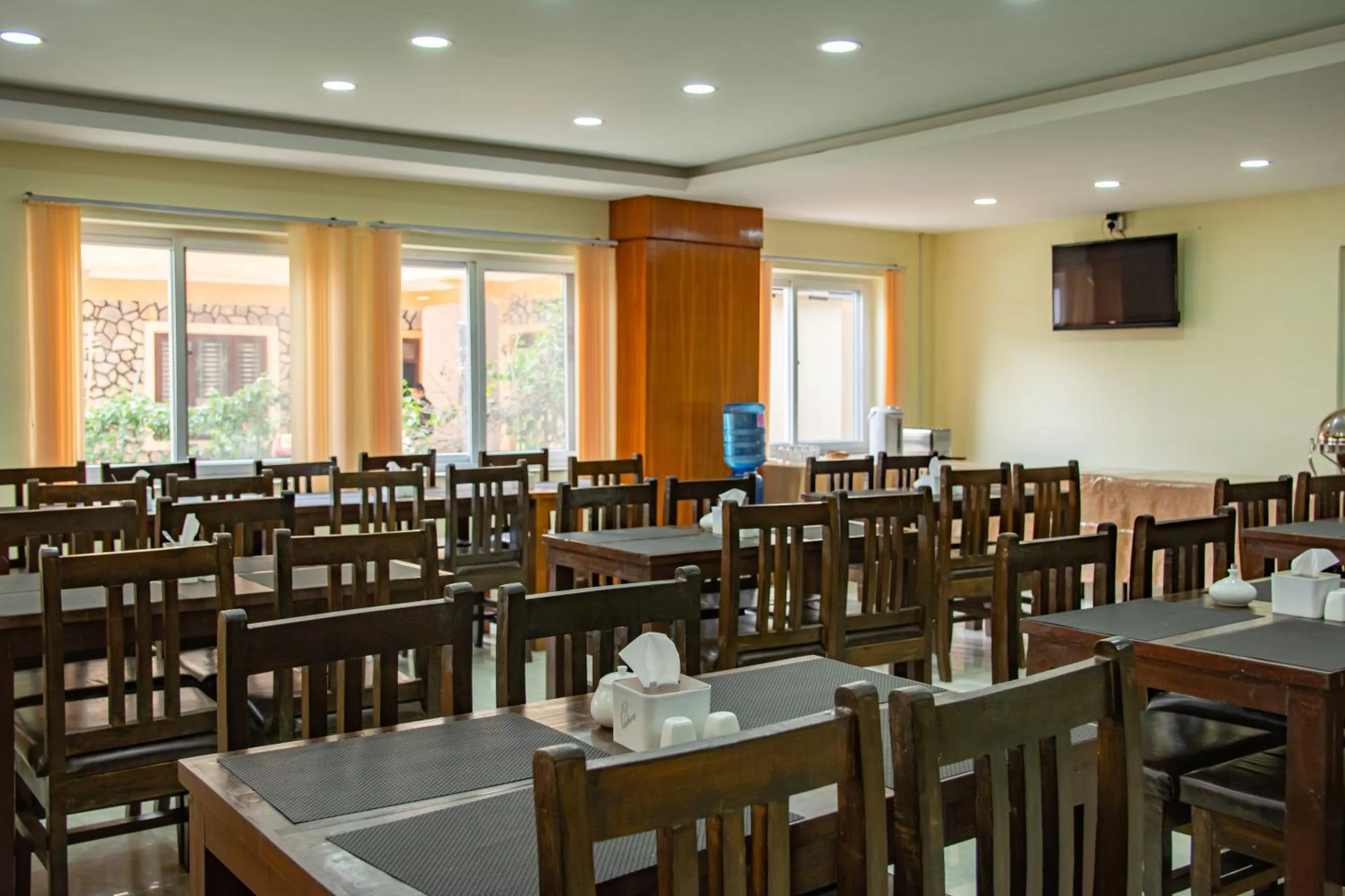 Restaurant/places to eat in Hotel Elegant