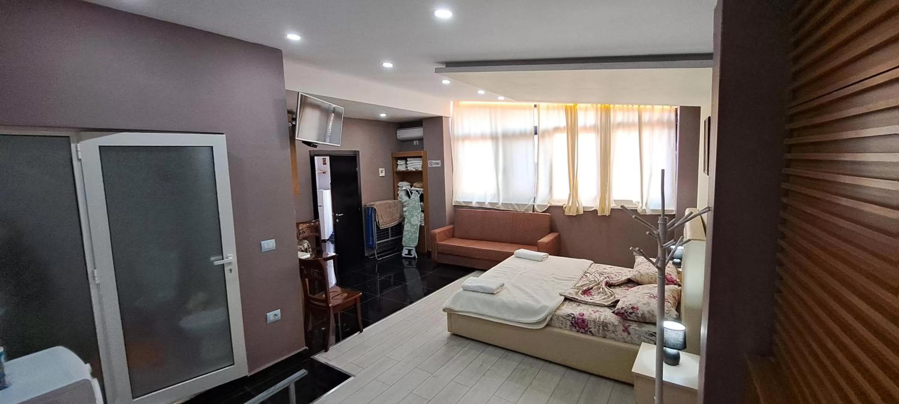 Shower, Bed in CityCenterHotel Shkoder