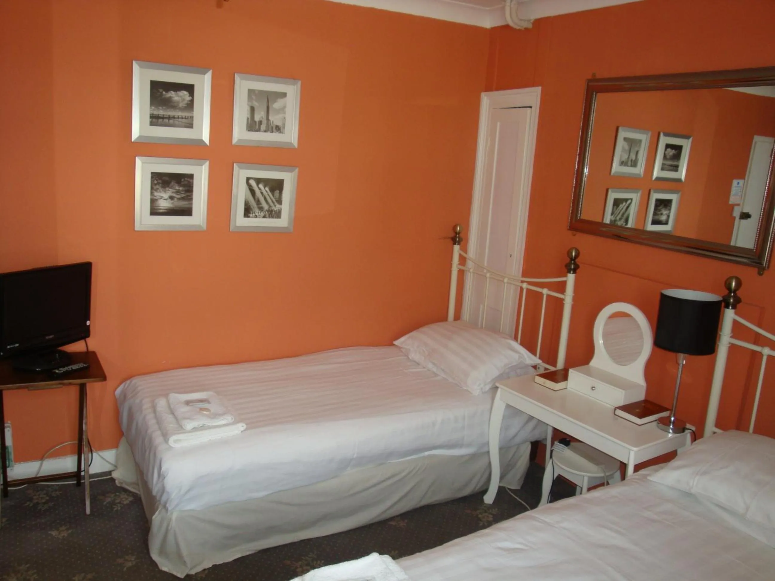 Bedroom, Bed in Spencer Court