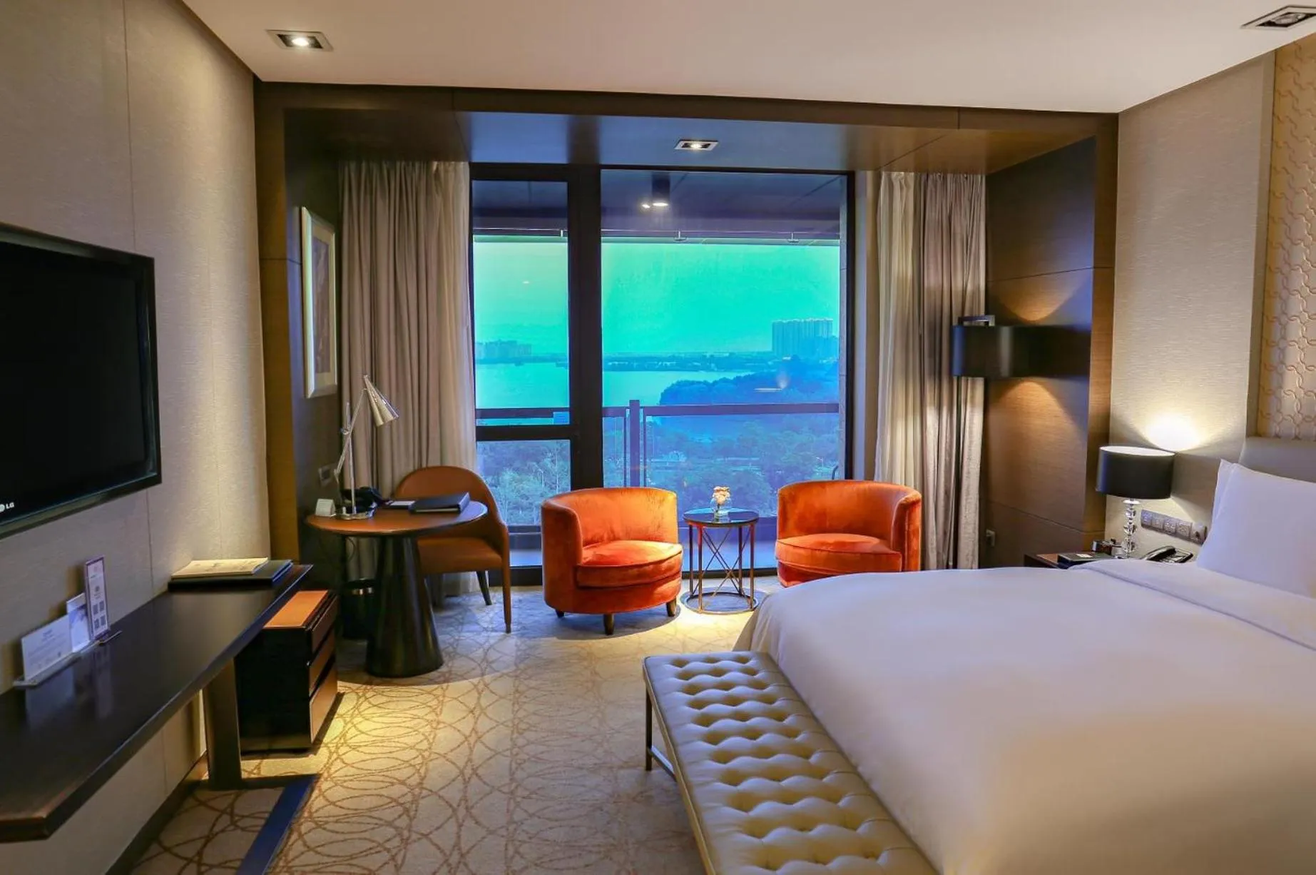 Photo of the whole room, Bed in Crowne Plaza Xuzhou Dalong Lake by IHG