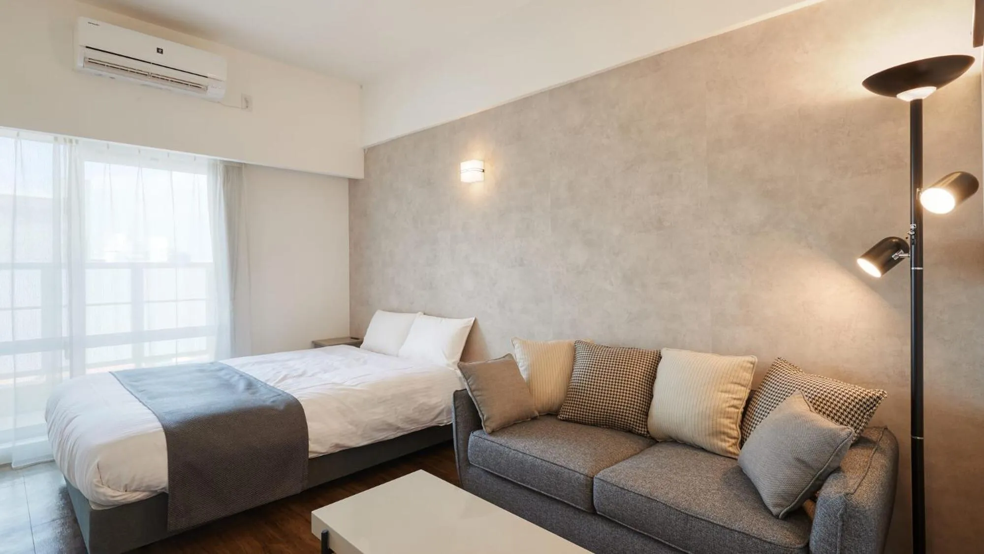 Photo of the whole room, Bed in New Normal Hotel in NAMINOUE ニューノーマルホテルイン波の上