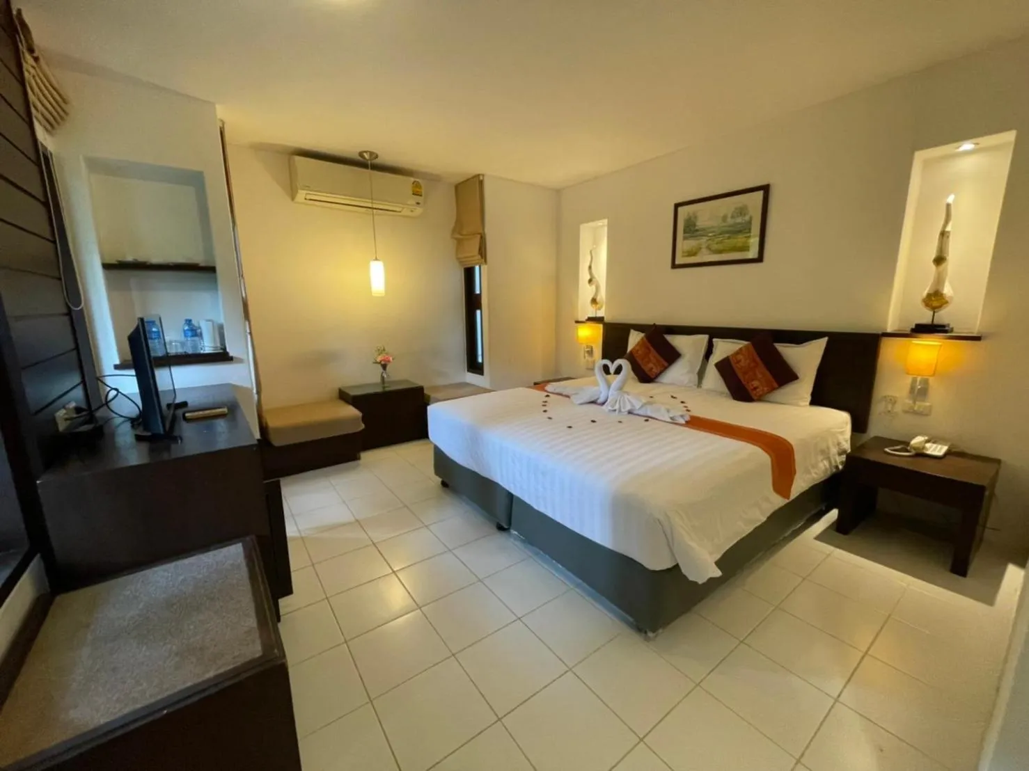 Photo of the whole room, Bed in Evergreen Resort