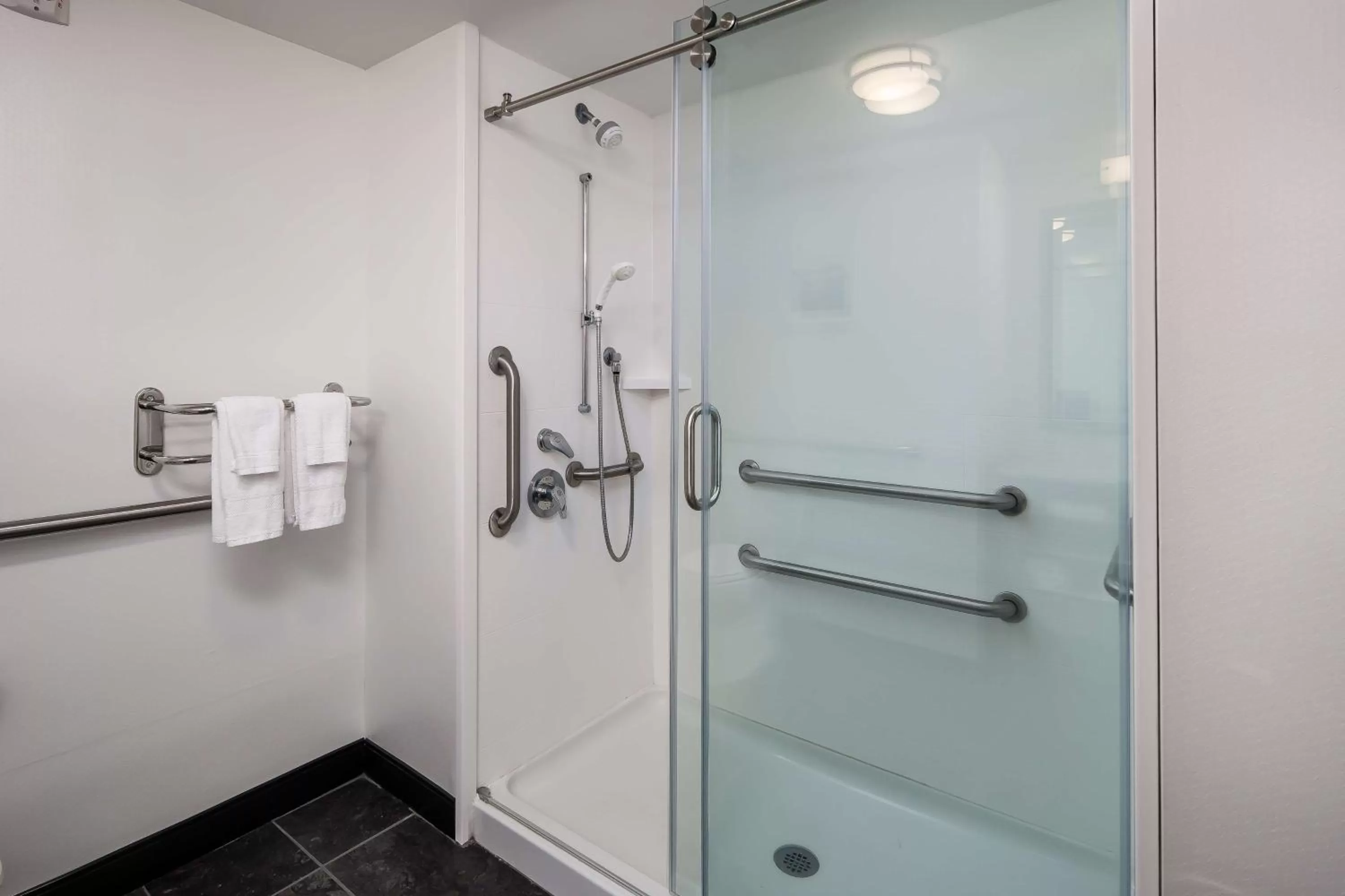 Bathroom in Hampton Inn & Suites Navarre