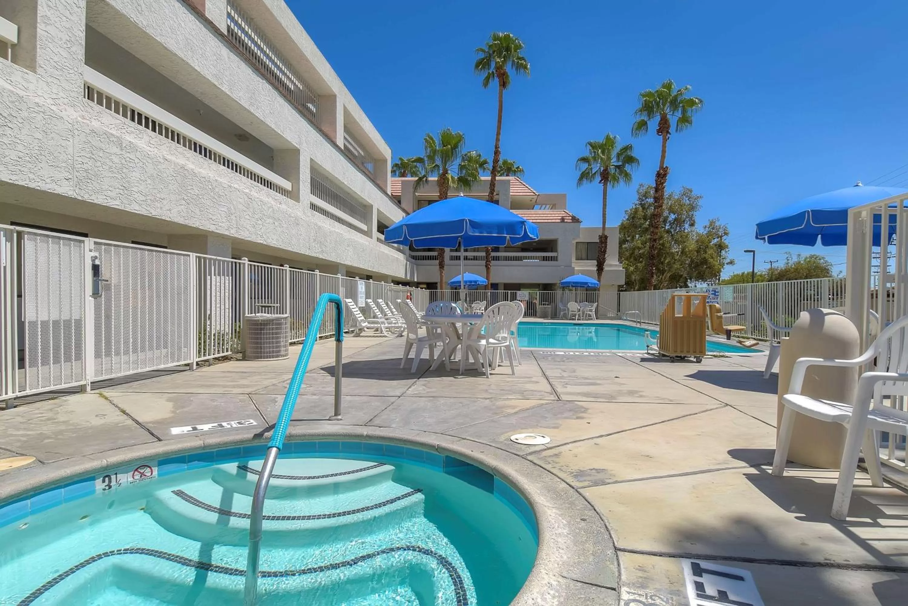 Hot Tub in Motel 6-Palm Springs, CA - Downtown