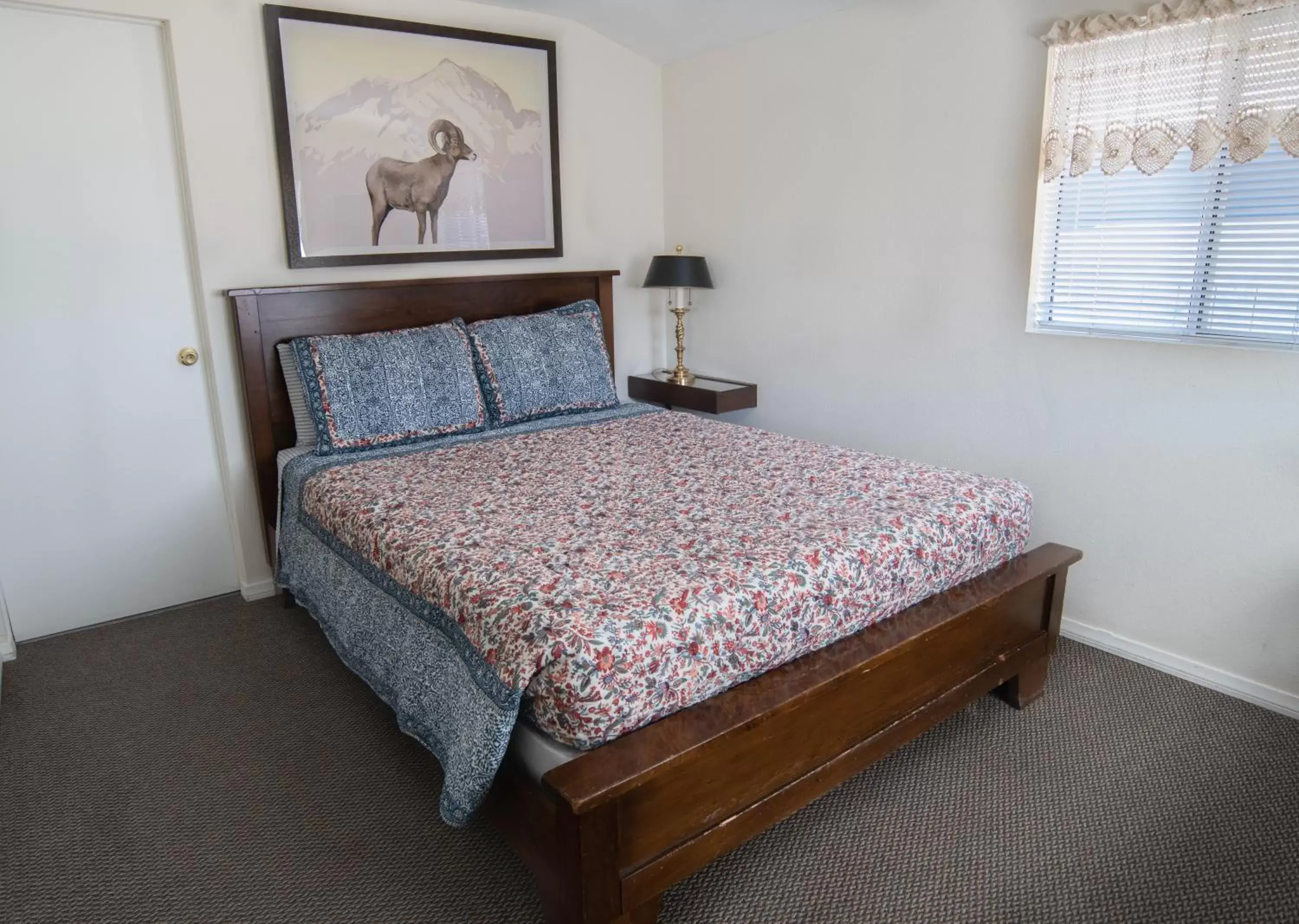 Queen Room in Mt Williamson Motel and Basecamp Queen Room in Mt Williamson Motel and Basecamp