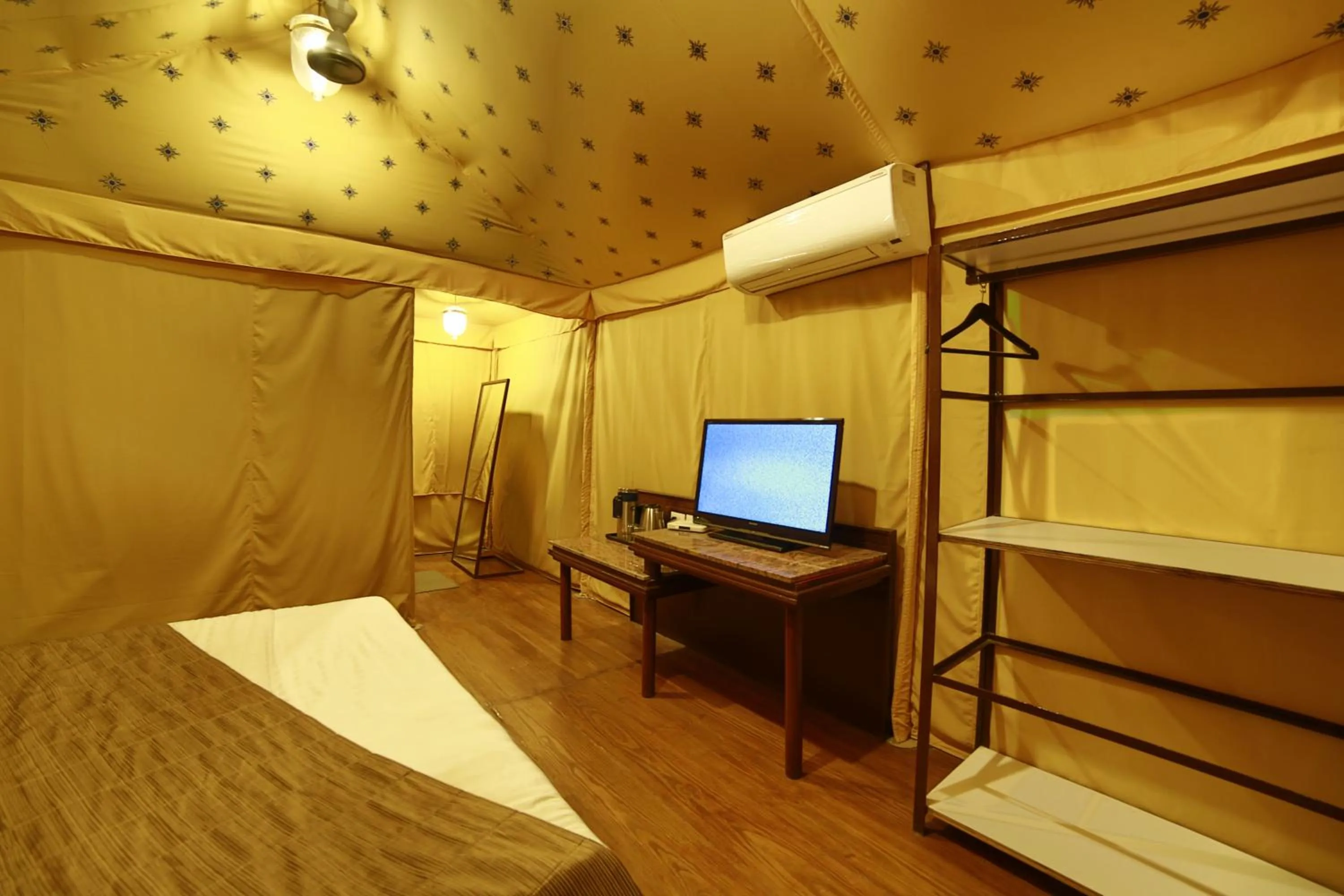 Communal lounge/ TV room, Bed in The Colonial Manek Manor By SAH