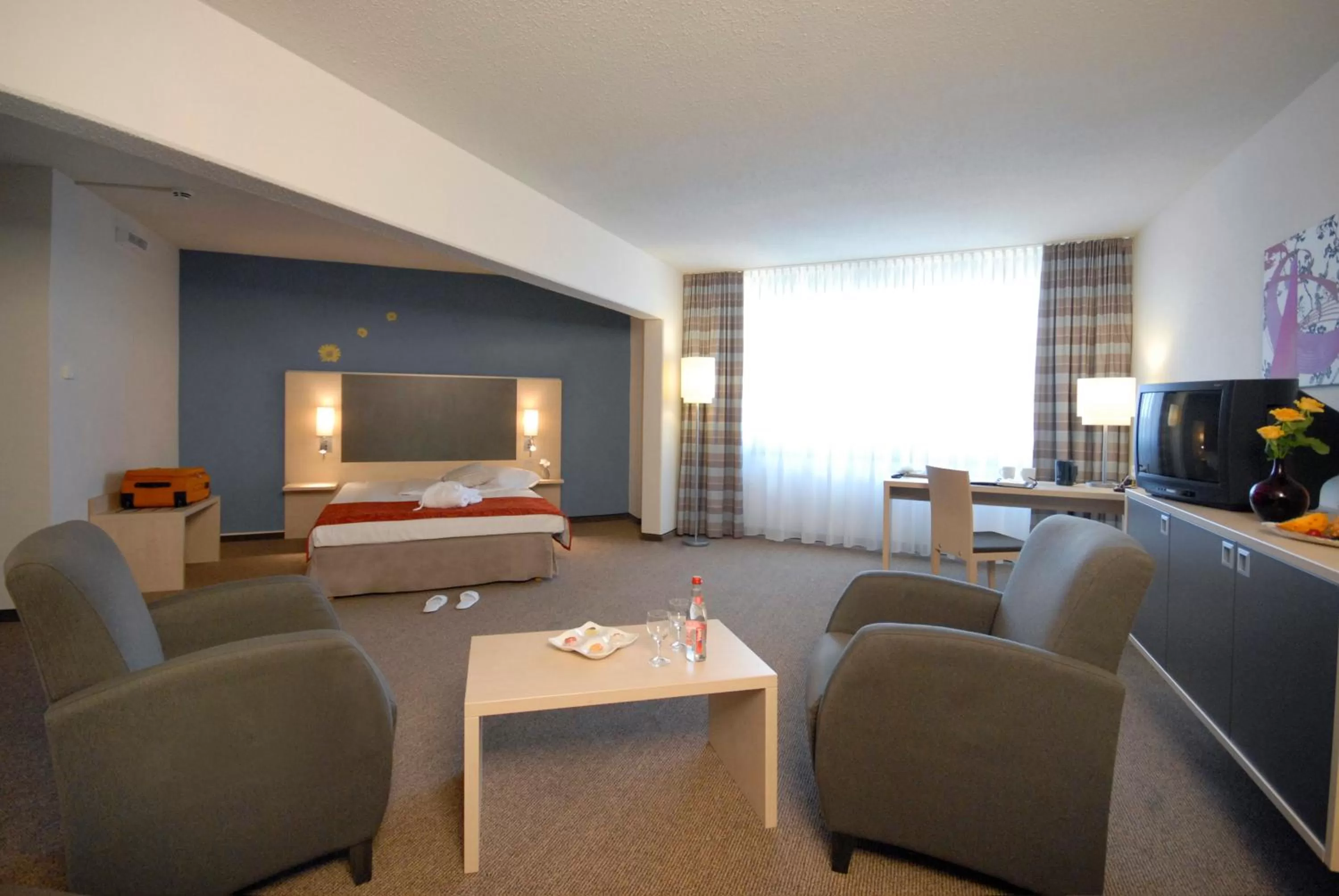 Photo of the whole room, Seating Area in Mercure Bonn Hardtberg
