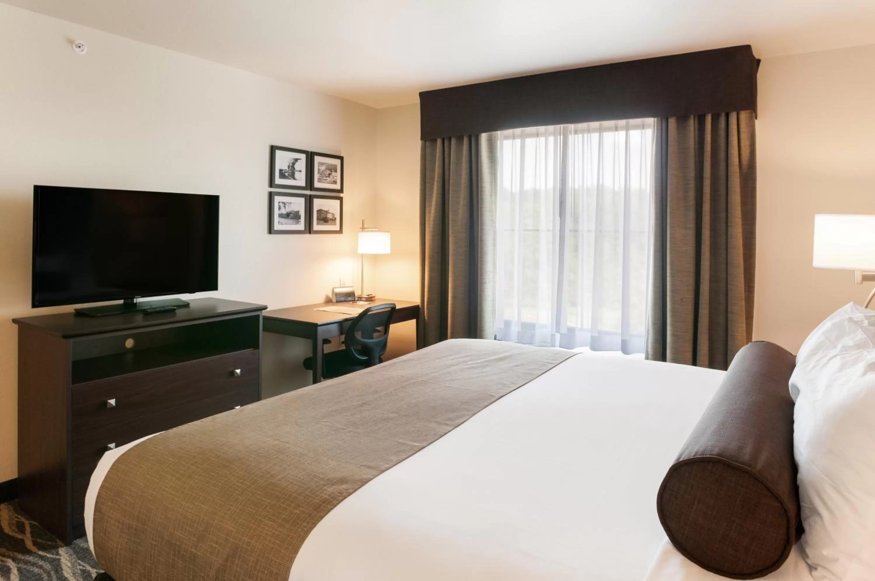 Bed in Cobblestone Hotel & Suites Appleton International Airport