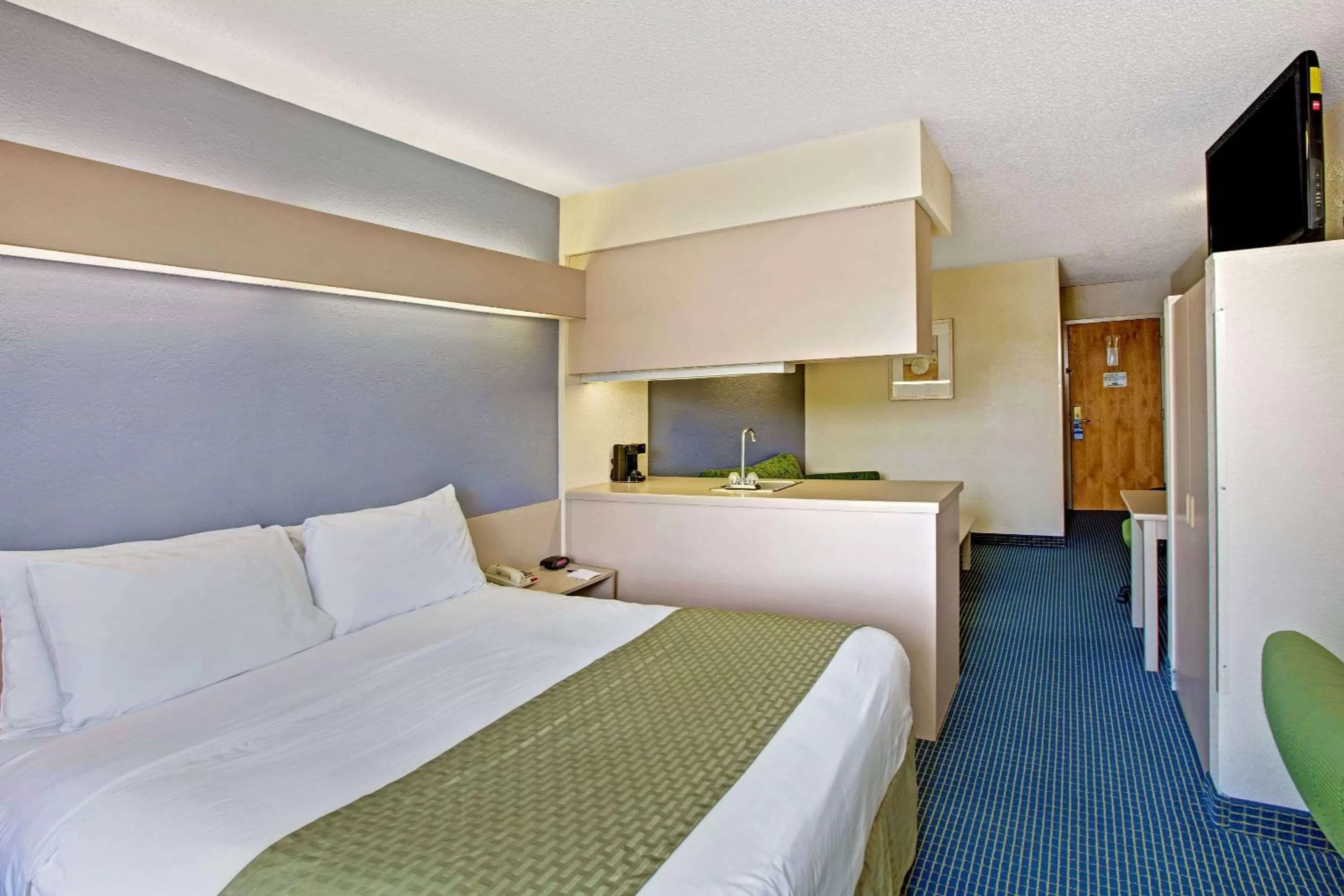 Photo of the whole room, Bed in Microtel Inn & Suites by Wyndham Statesville