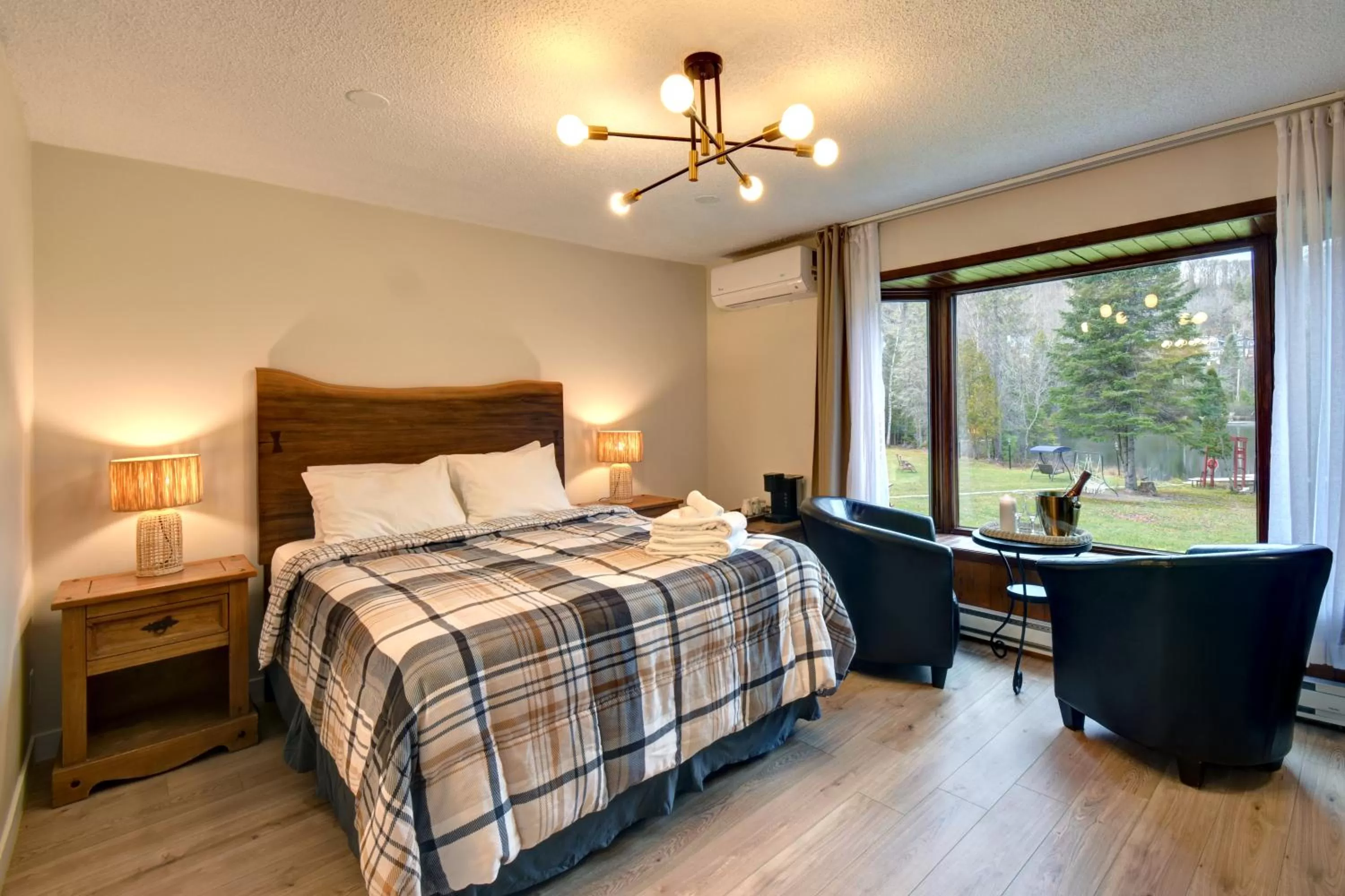 Bed in Hotel Le Petit Lac Sainte-Adèle