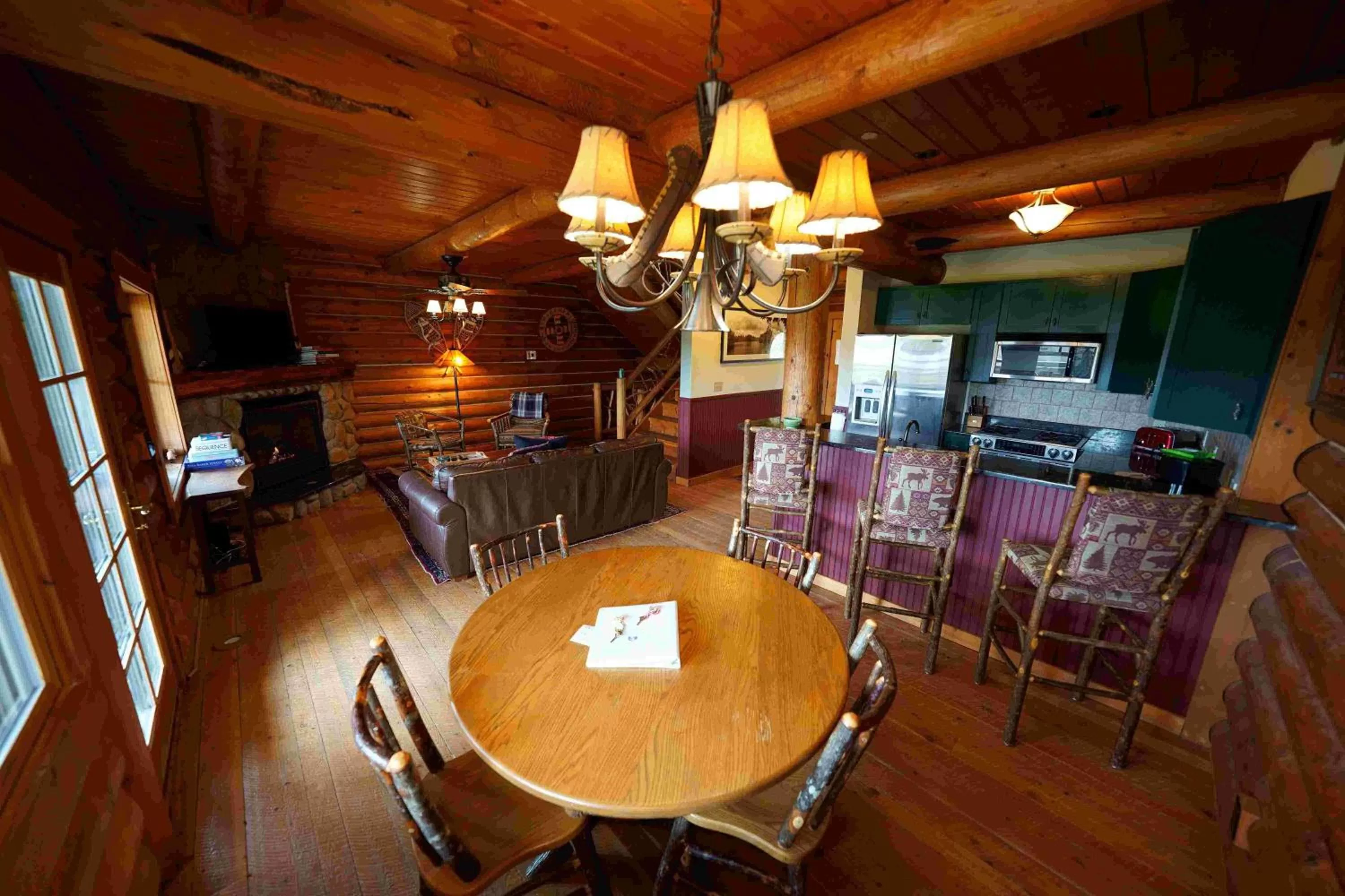 Restaurant/Places to Eat in Ampersand Bay Resort