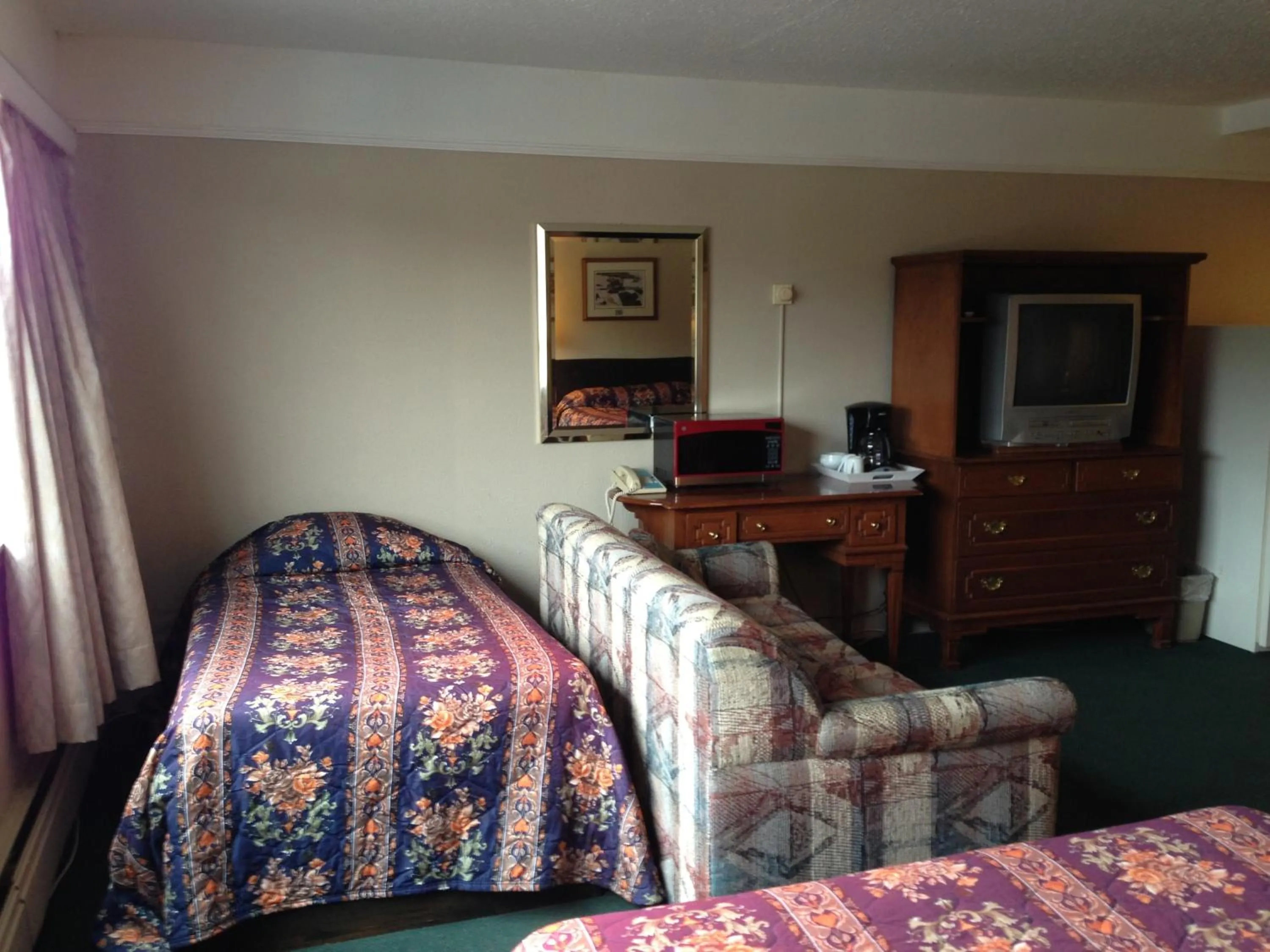 Photo of the whole room, Bed in Moby Dick Inn