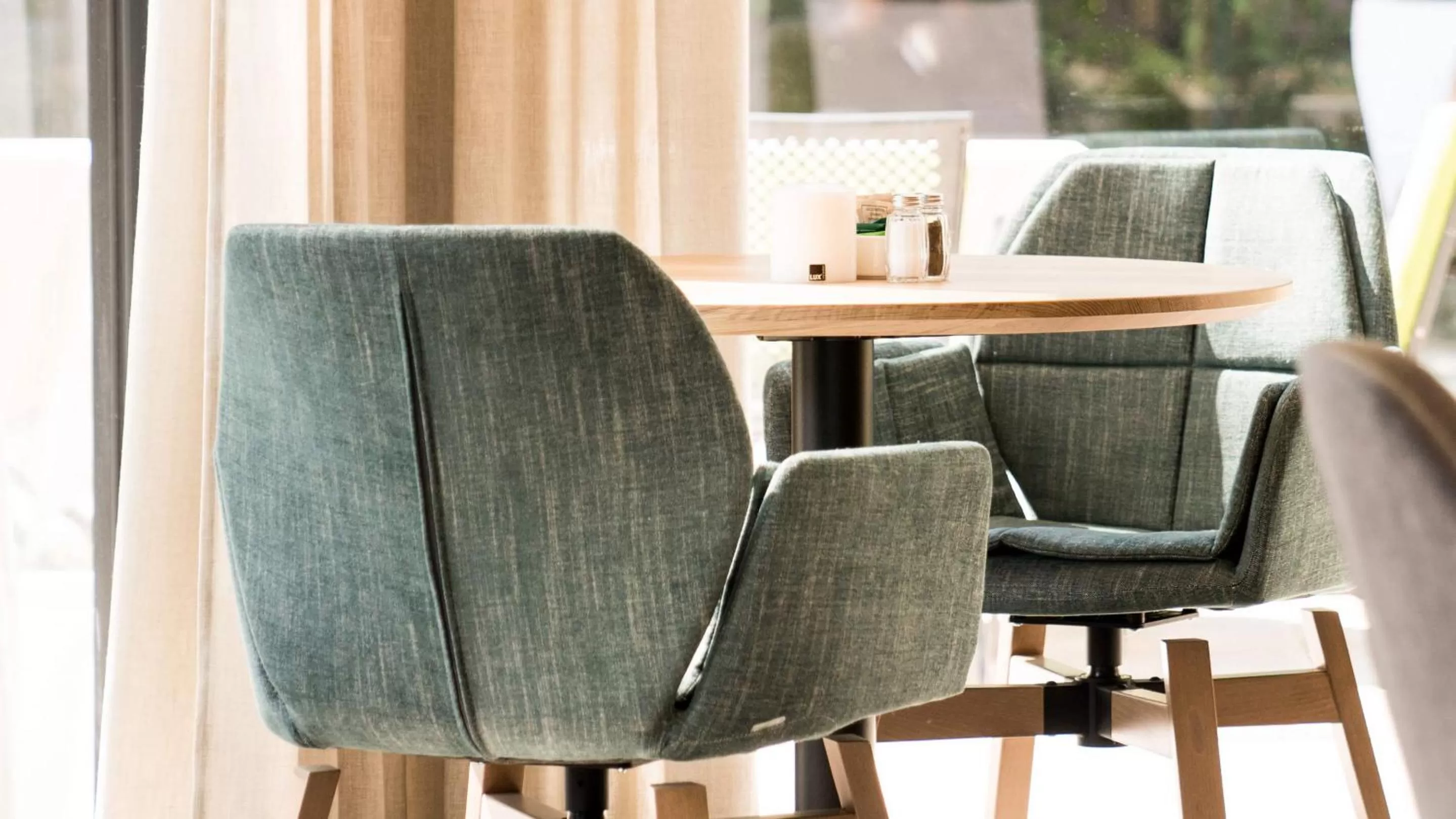 Lounge or bar in Flora Hotel & Suites