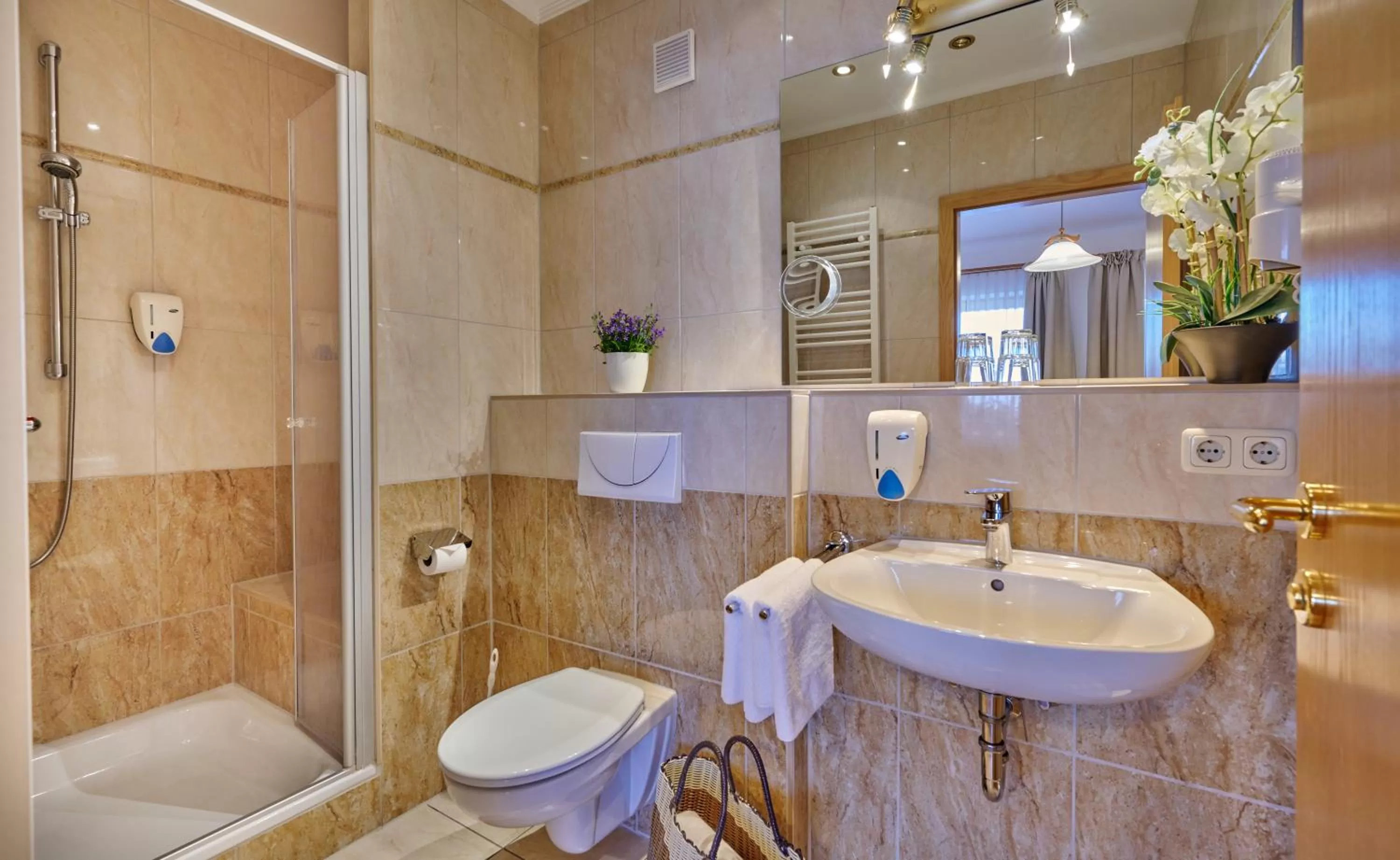 Bathroom in Hotel Restaurant Zum Goldenen Anker mit Hallenbad