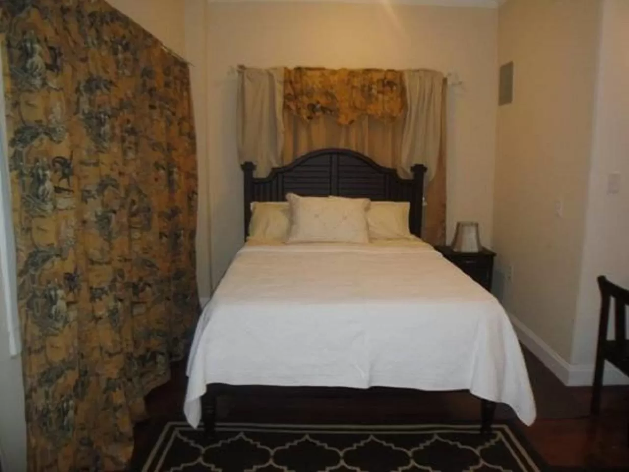 Bed in El Dorado Inn