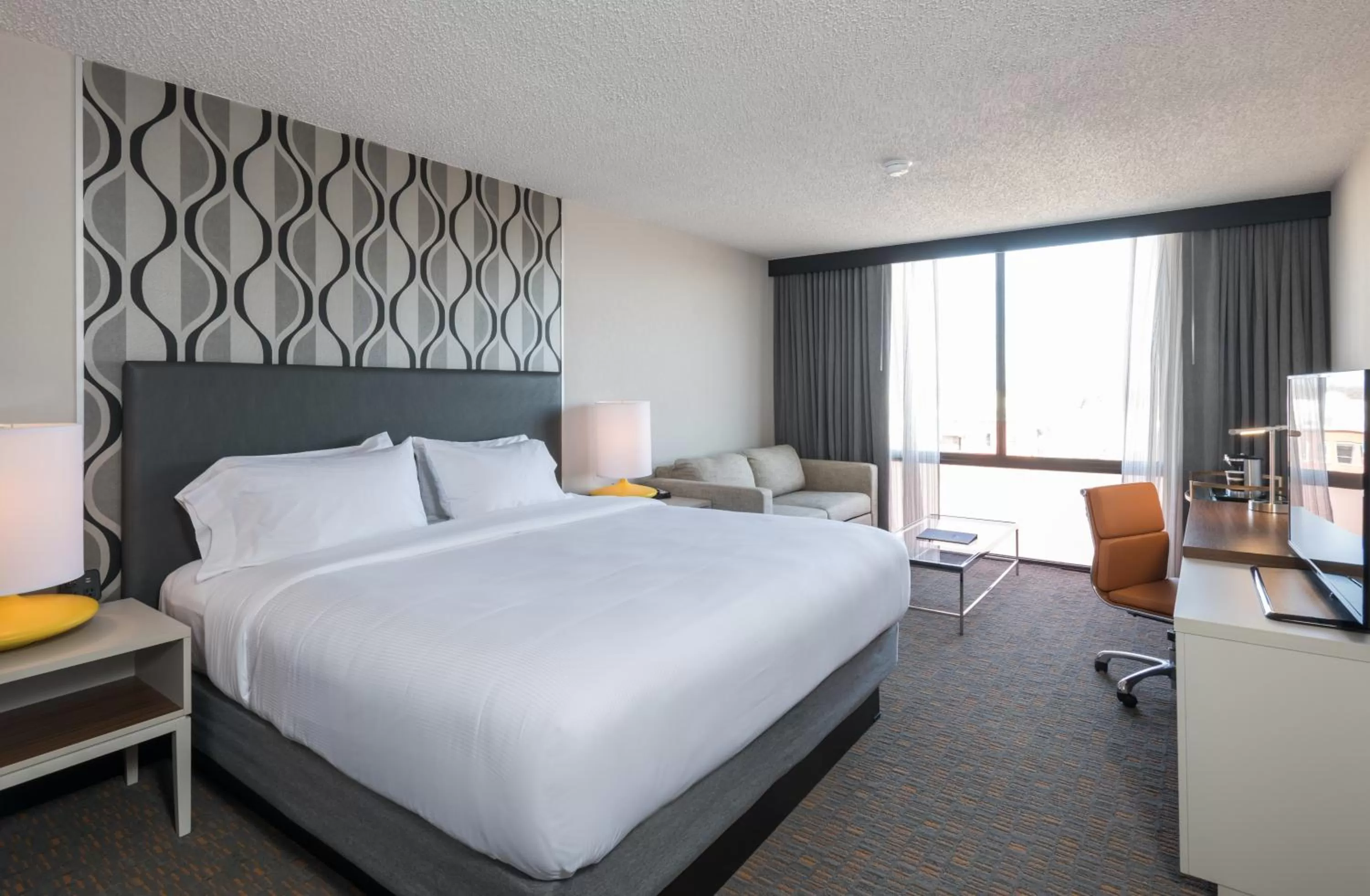Photo of the whole room, Bed in Wyndham Fort Smith City Center