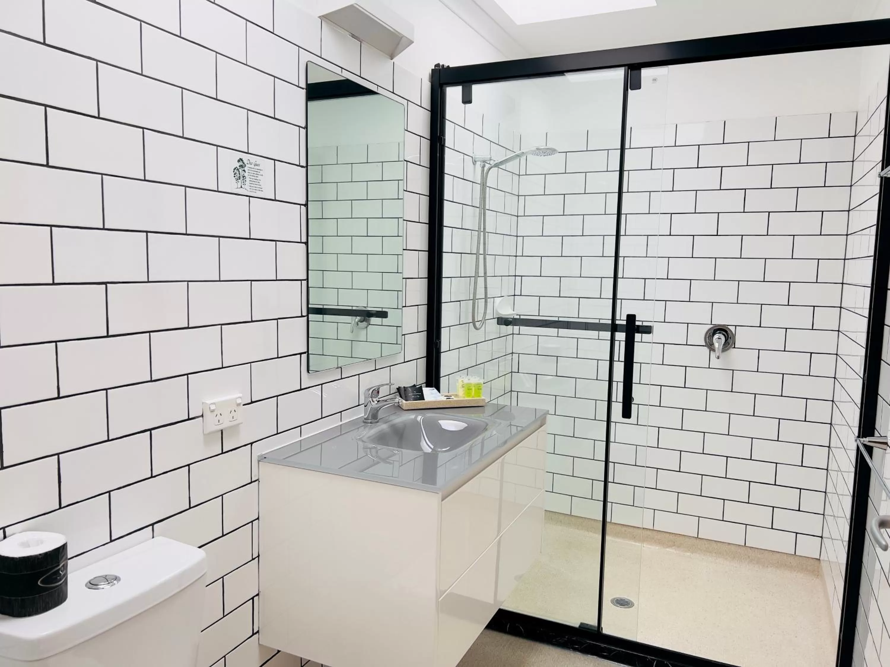 Bathroom in Sandpiper Motel Apollo Bay