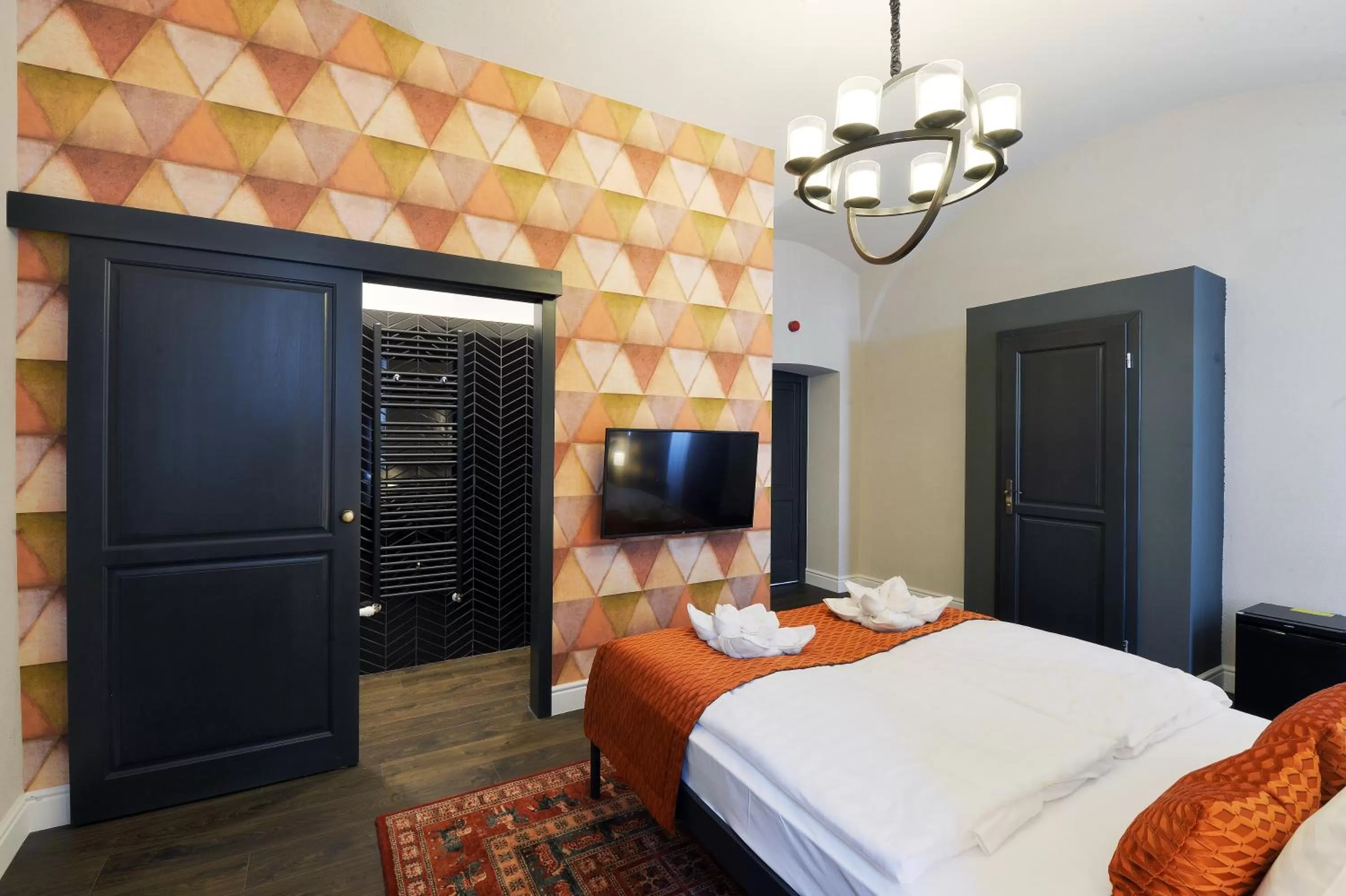 Bathroom, TV/Entertainment Center in 1552 Boutique Hotel