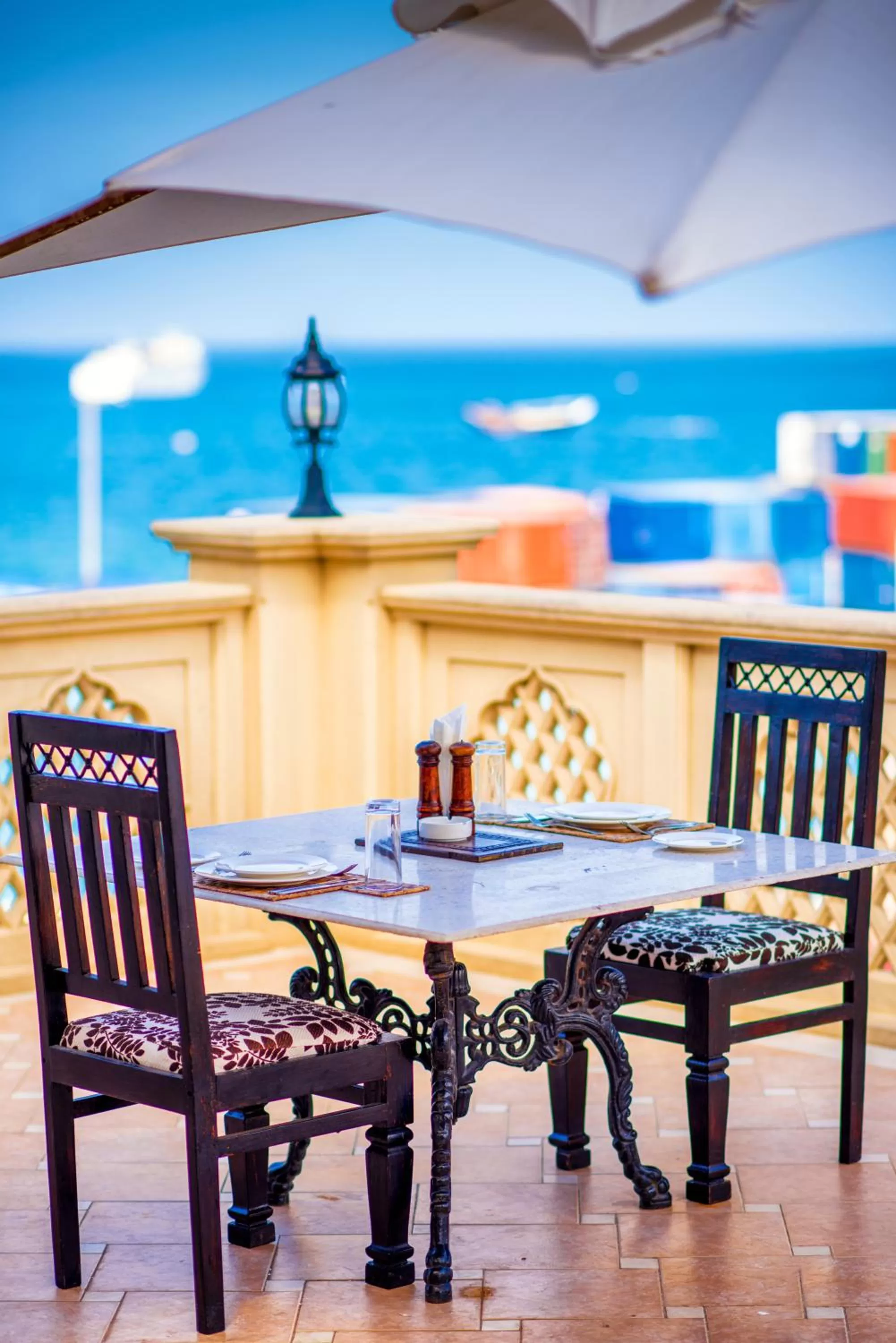 Restaurant/places to eat in Golden Tulip Stone Town Boutique