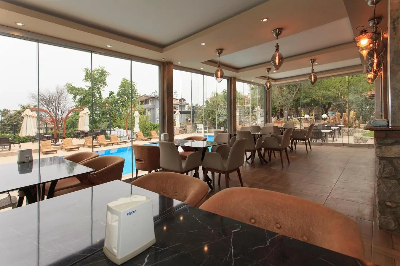 Restaurant/places to eat in Green Peace Hotel