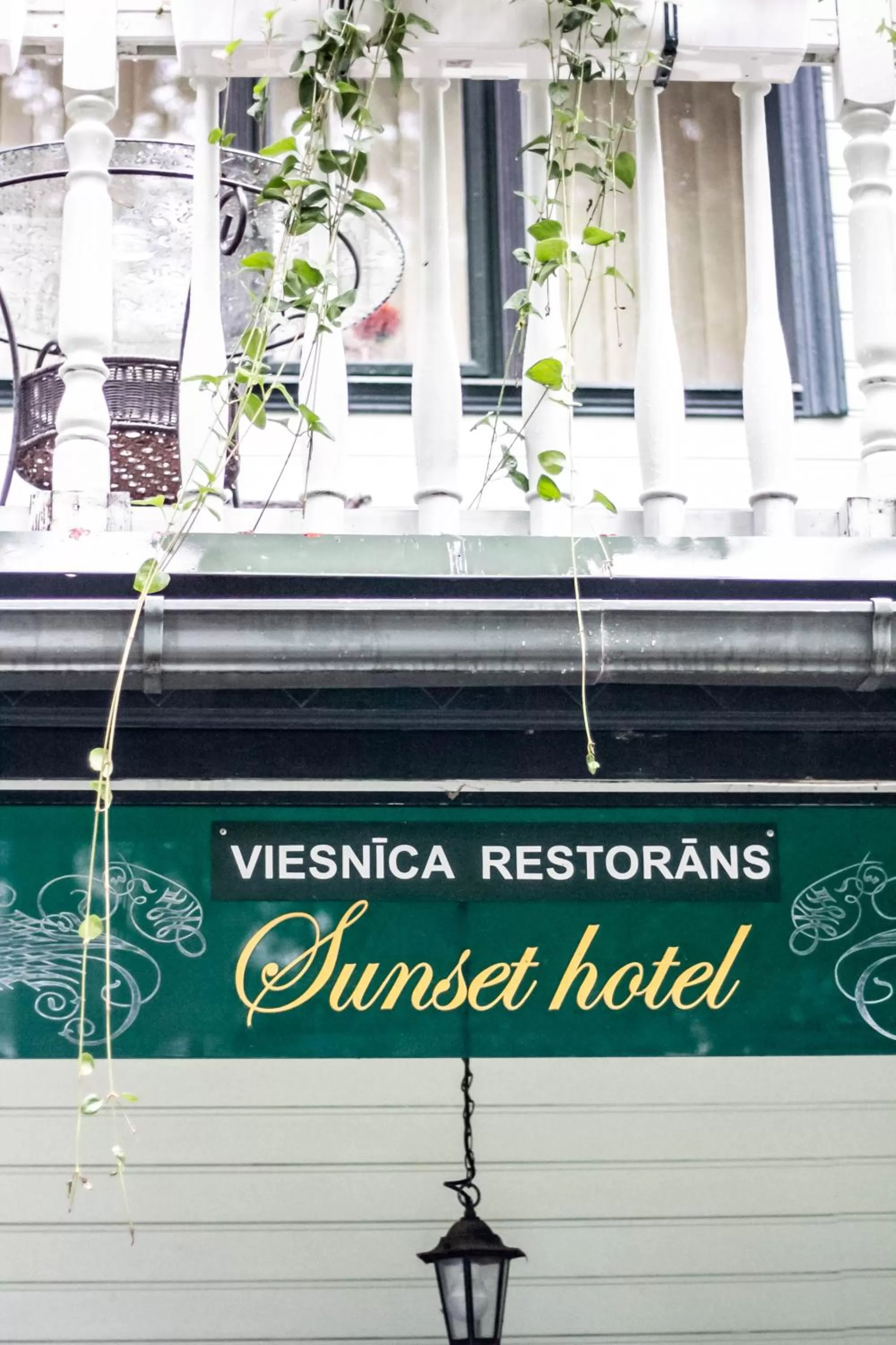 Text overlay in Sunset Hotel