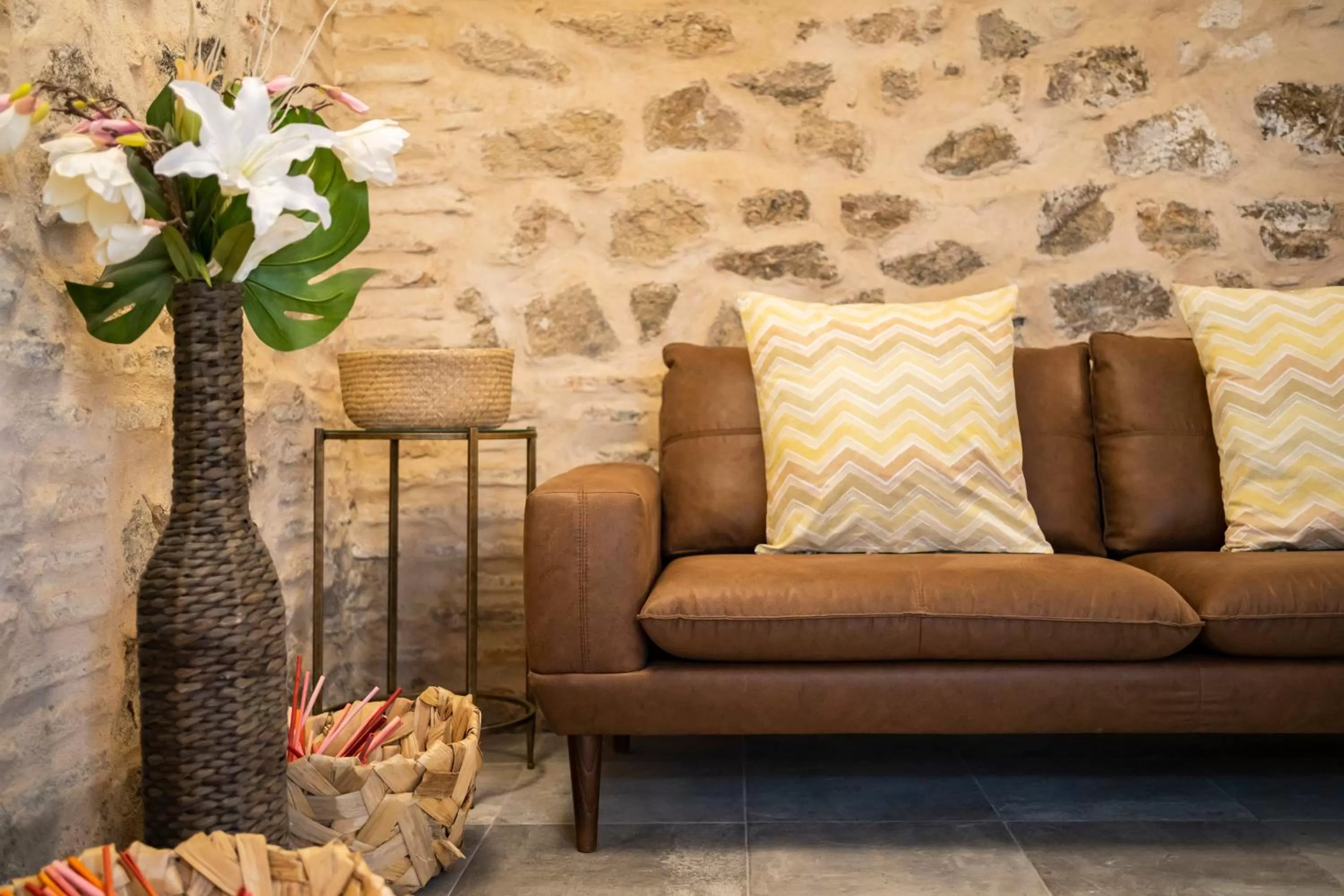 Property building in Dobo Azacanes Hostal