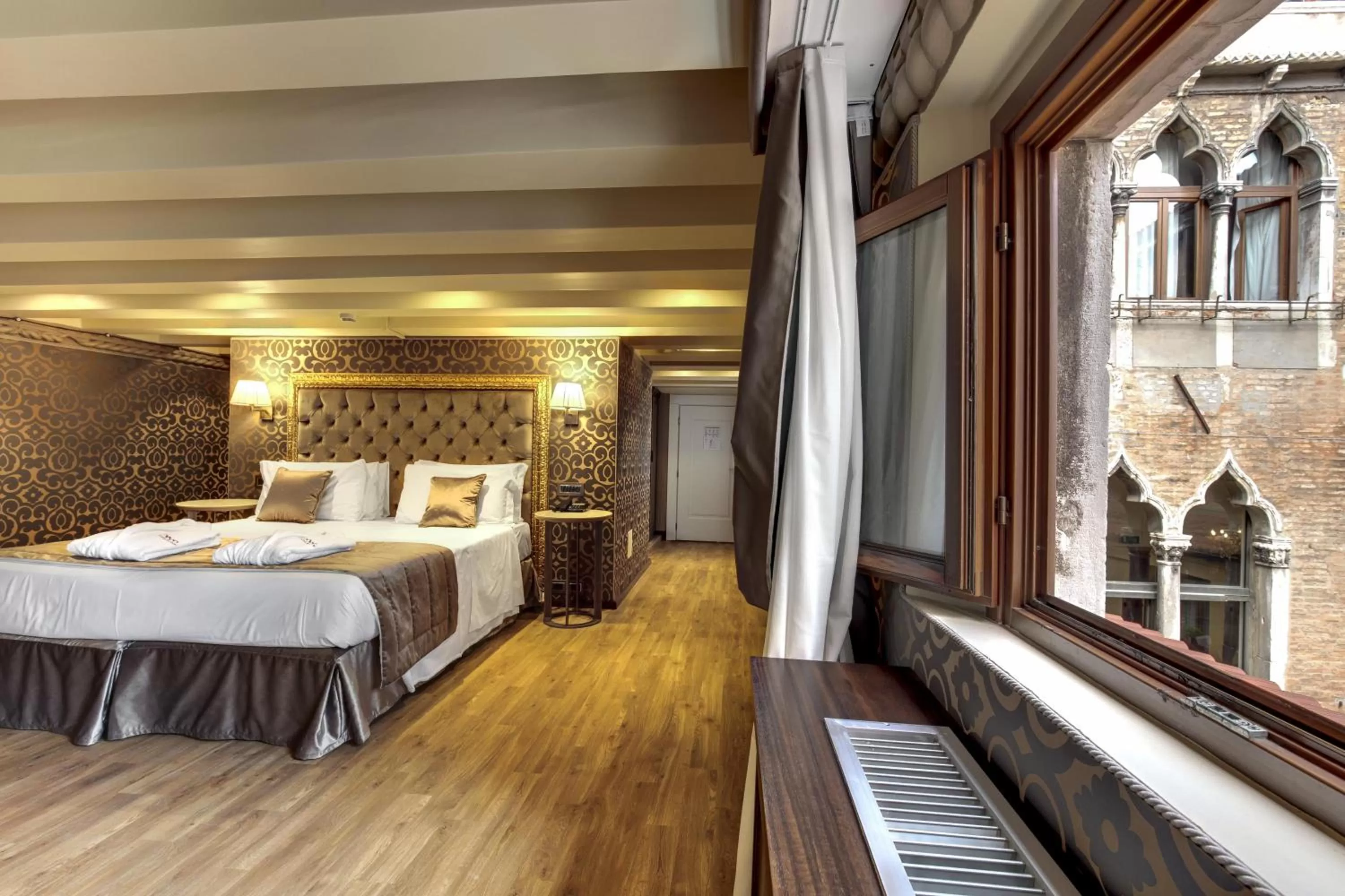 Inner courtyard view, Bed in Hotel Donà Palace