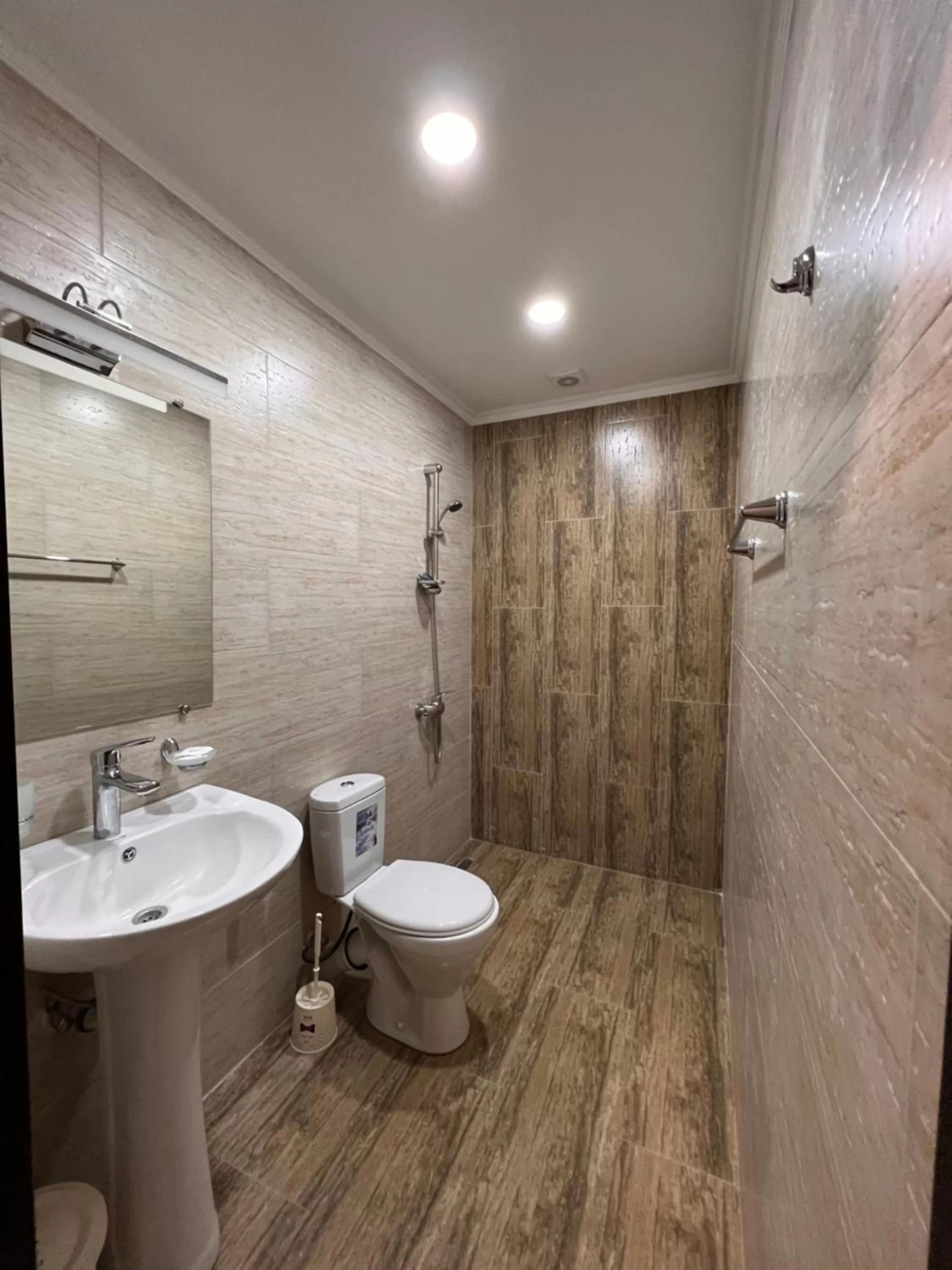 Bathroom in Elross Hotel